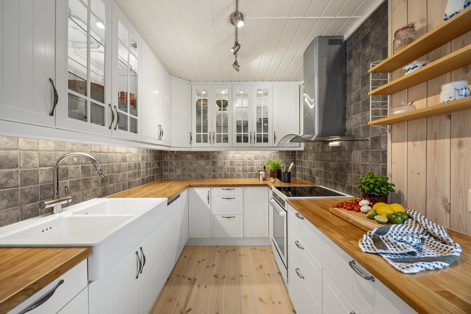 Det er integrert oppvaskmaskin, samt avsatt plass til øvrige hvitevarer Galleribilde