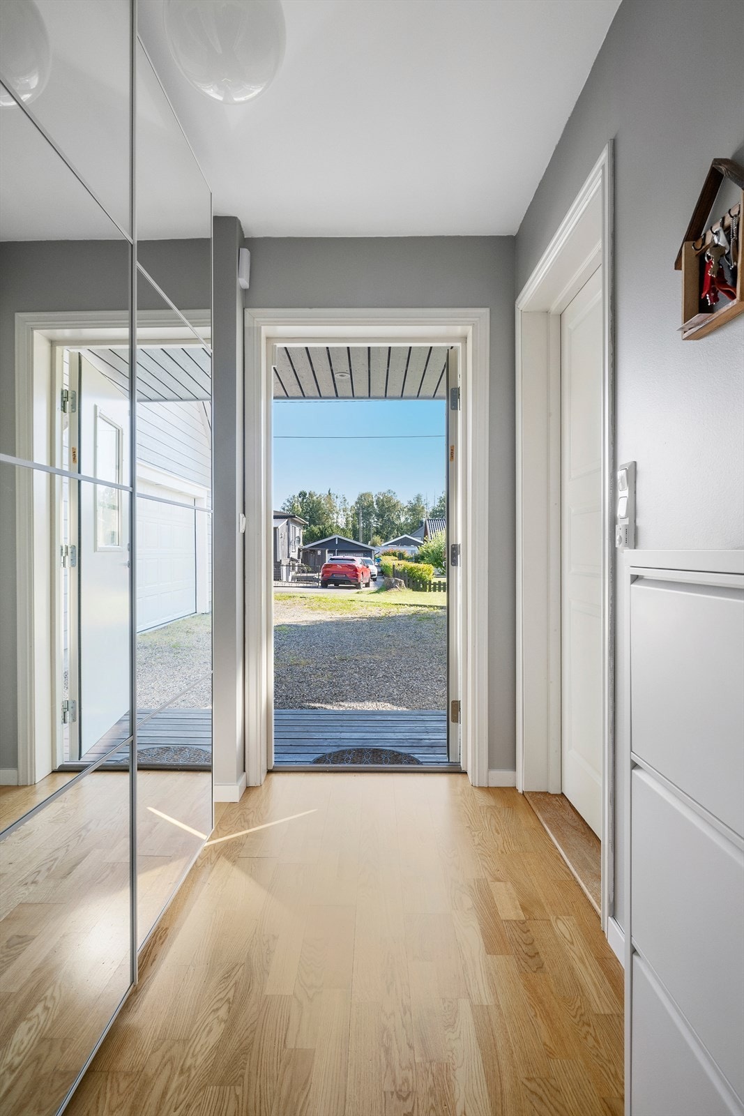 Lys og romslig entr med speilskyvedører og praktisk adkomst fra uteområdet. Galleribilde