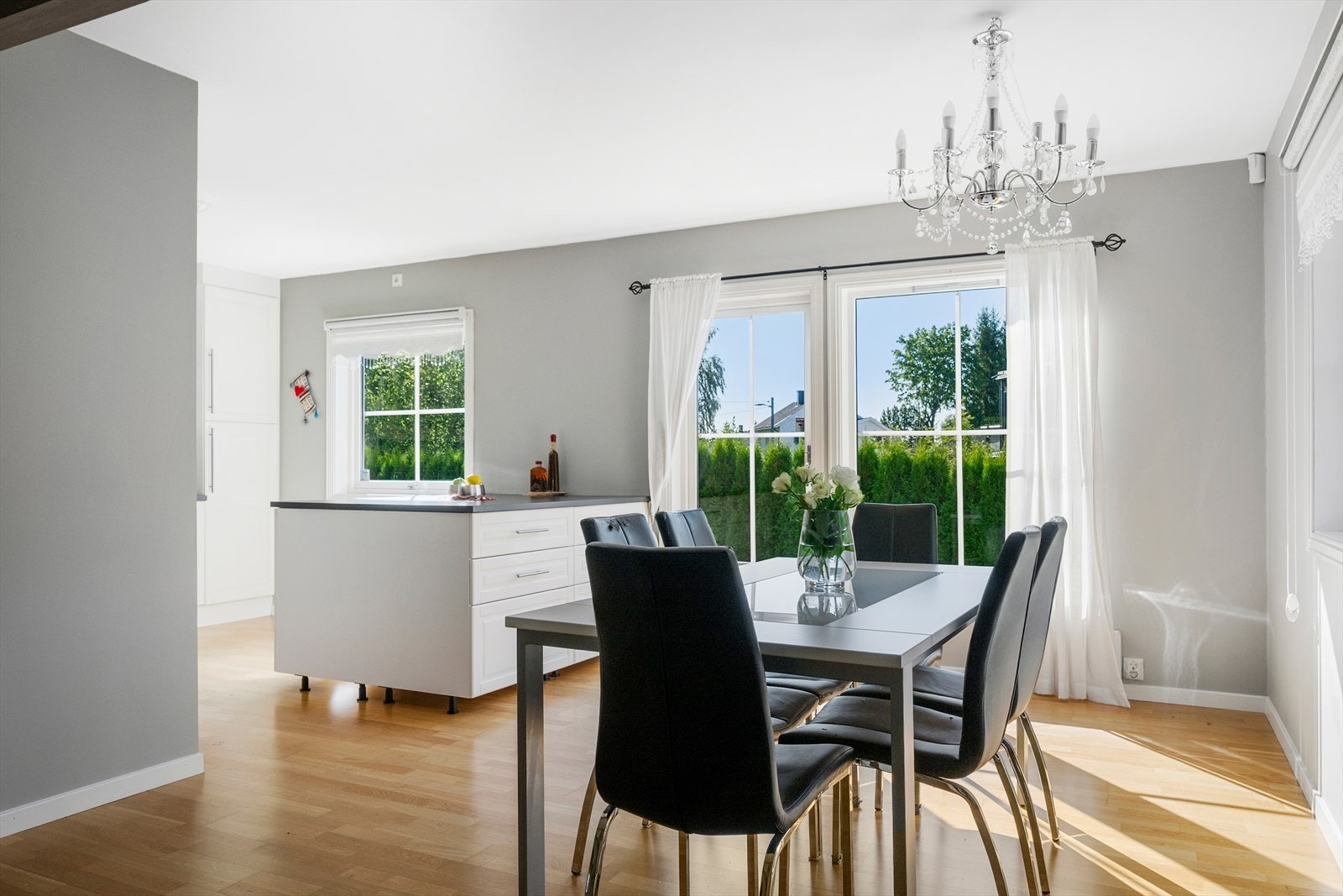 Stor spiseplass med flotte lysforhold. Galleribilde