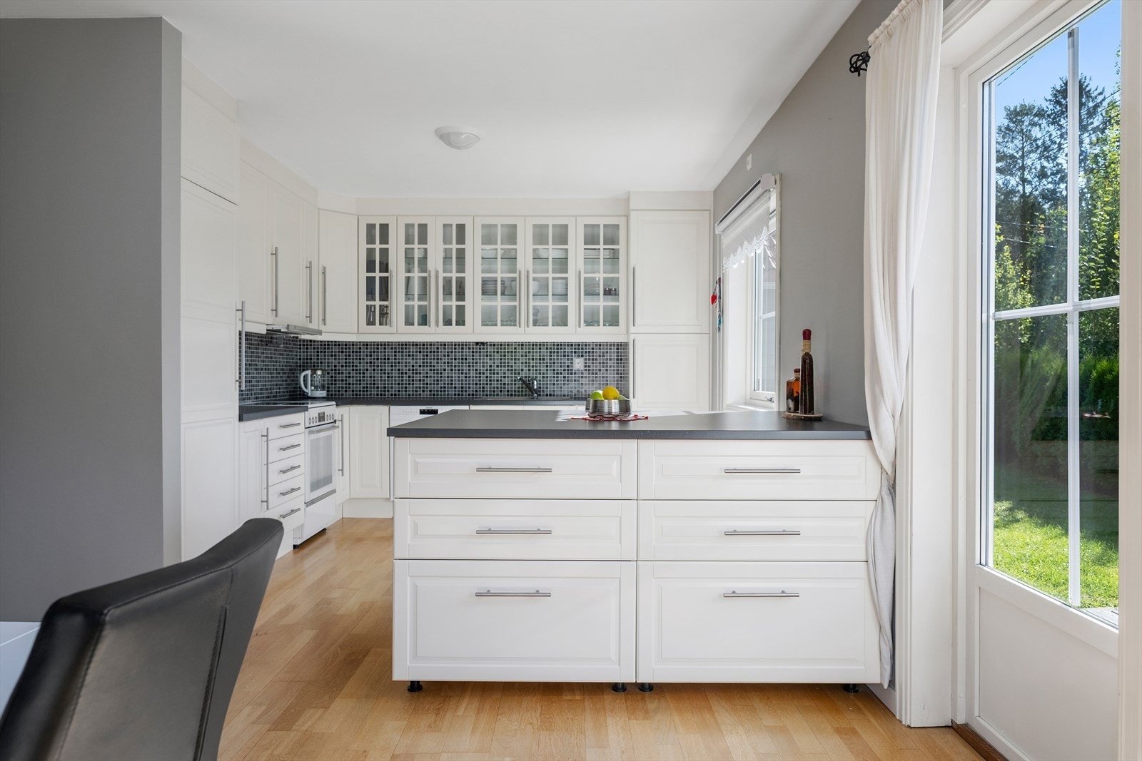 Praktisk kjøkken med rikelig oppbevaring. Galleribilde