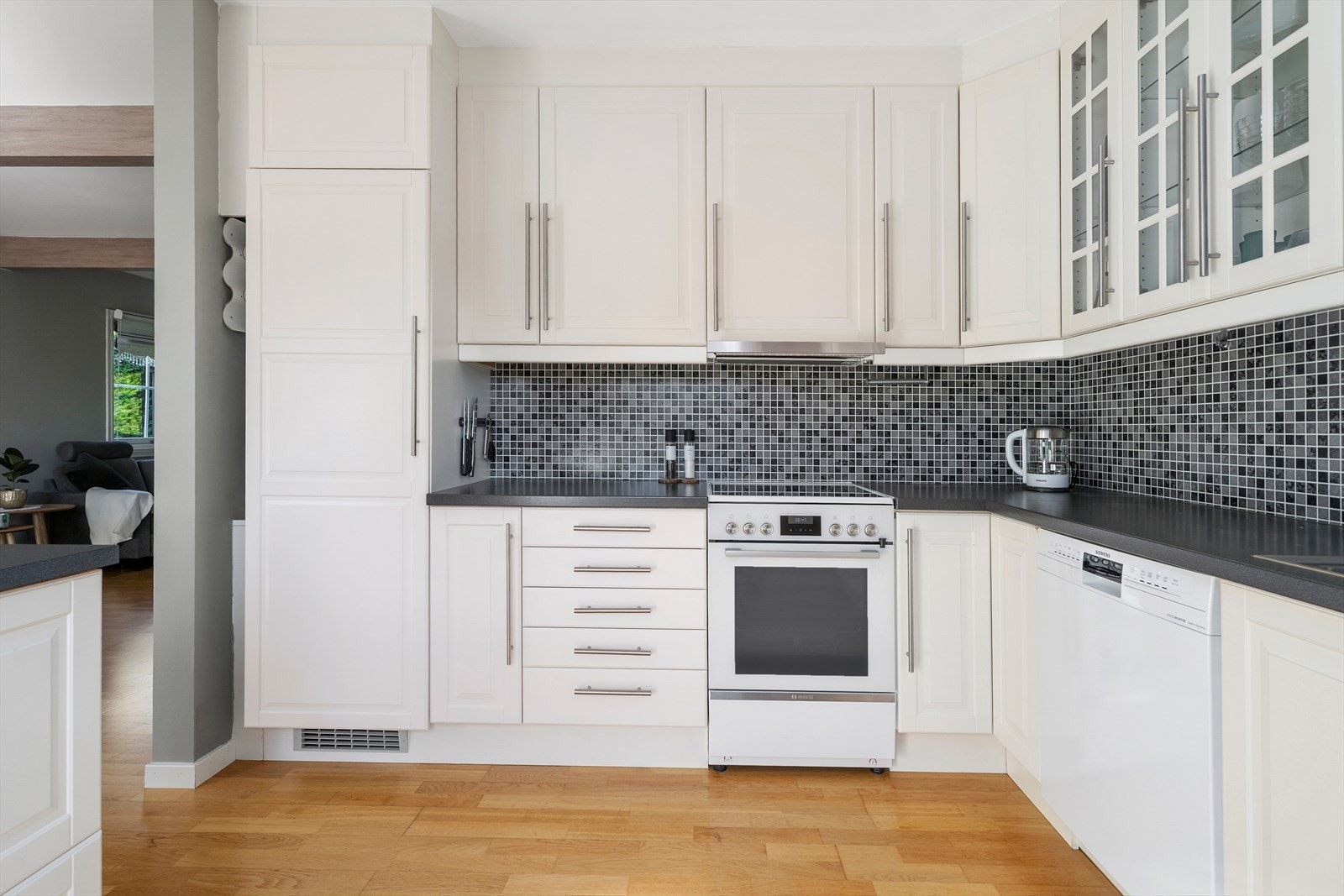 Kjøkken i åpen løsning mot stue. Galleribilde