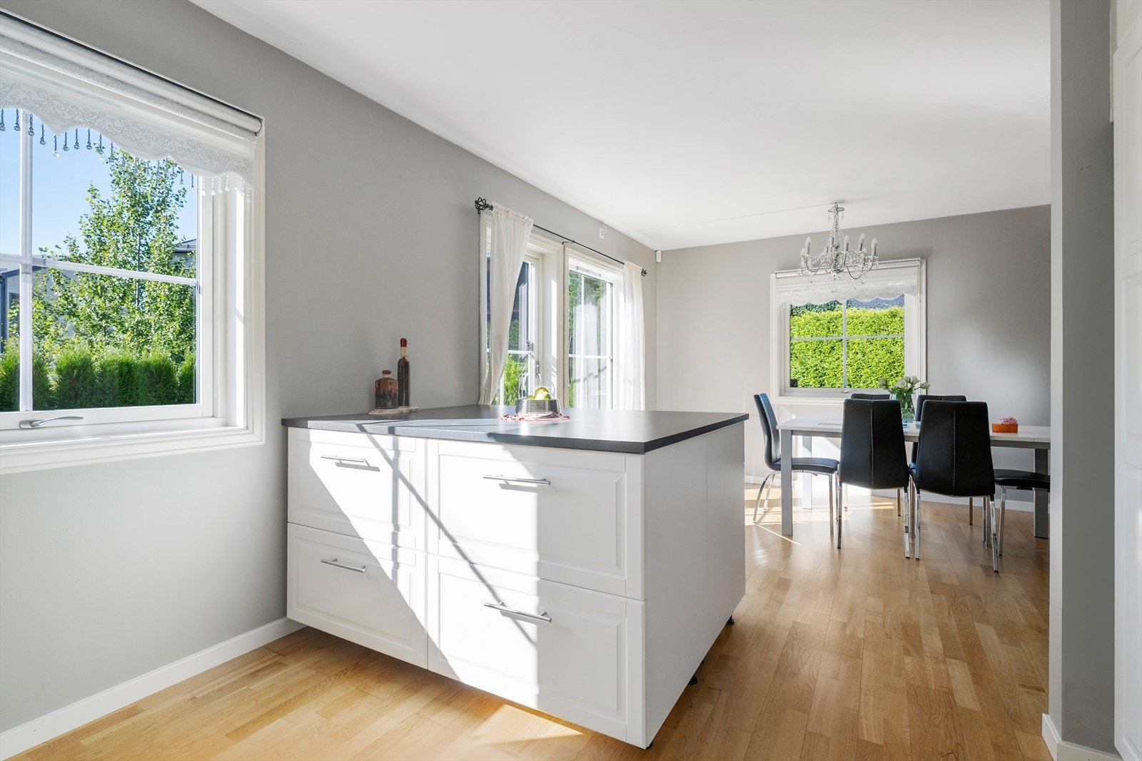 kjøkkenøy og åpen løsning. Galleribilde