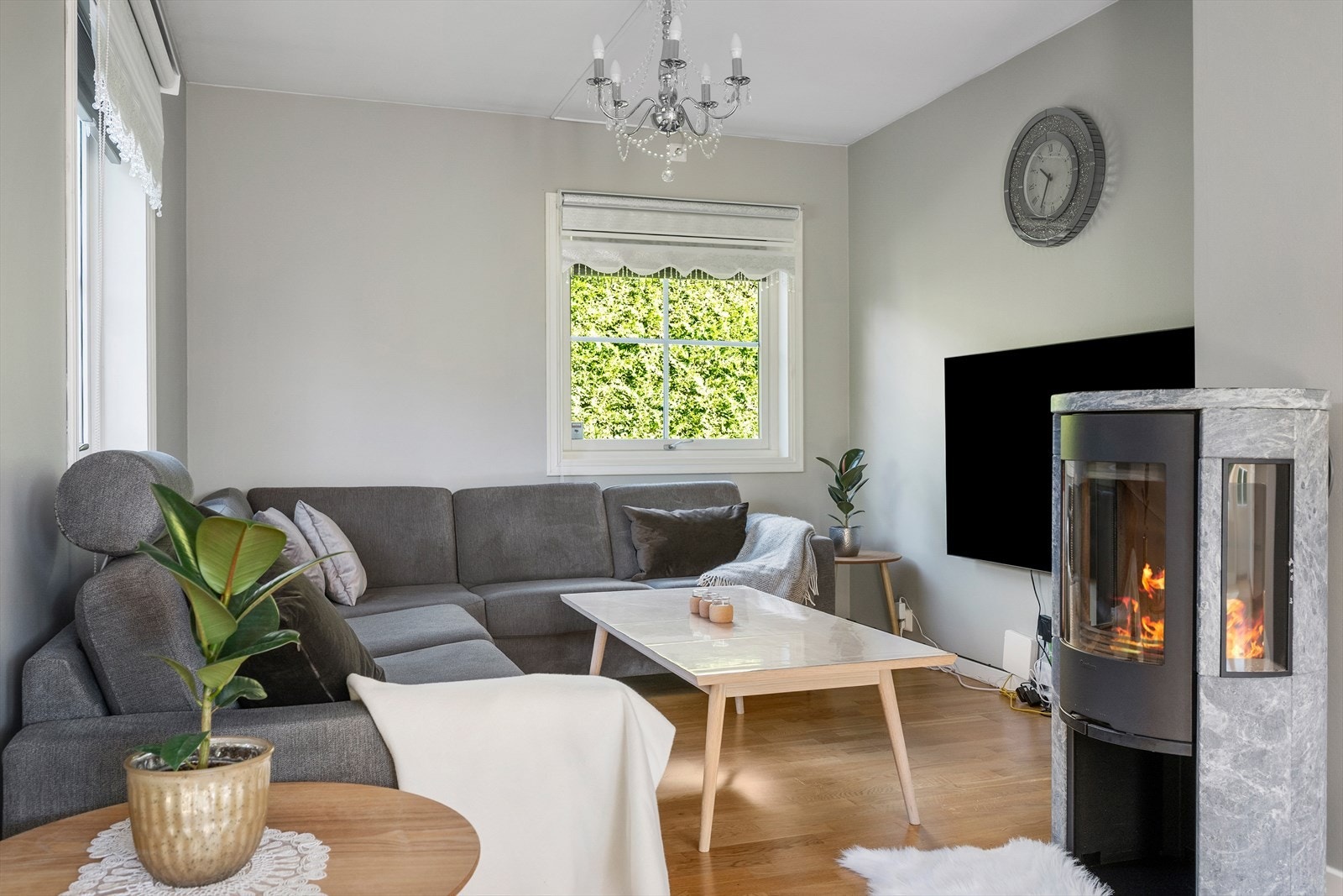 stuen har en god planløsning og naturlig samlingspunkt. Galleribilde