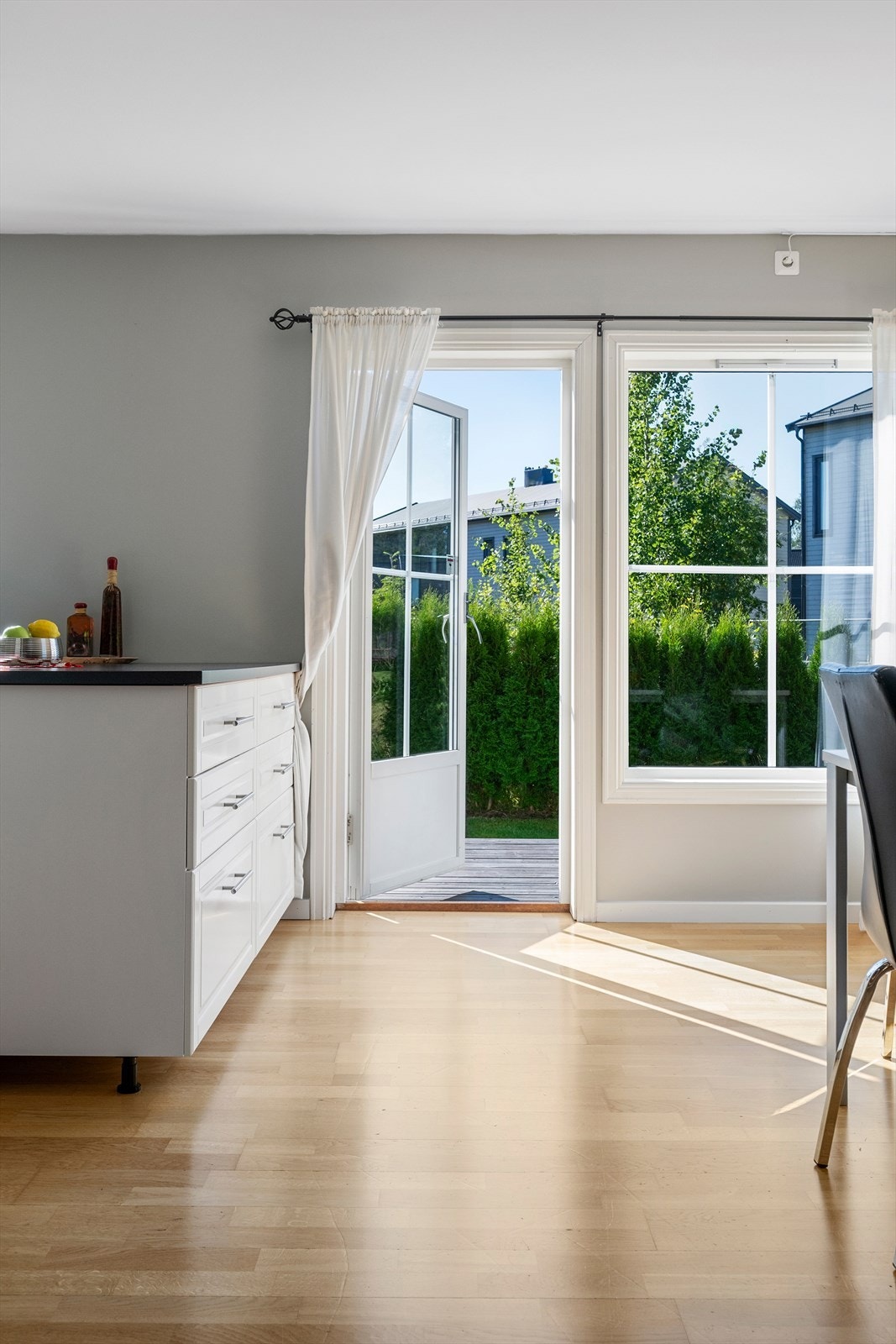 Fra kjøkkenet er det utgang til egen hagen. Galleribilde