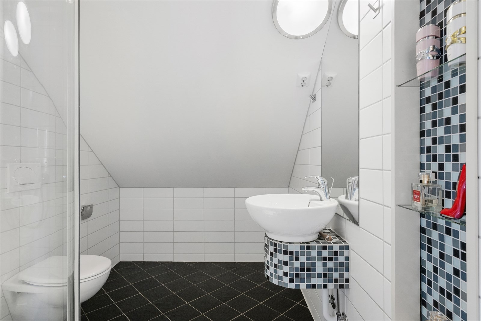 Flislagt bad med moderne uttrykk. Galleribilde