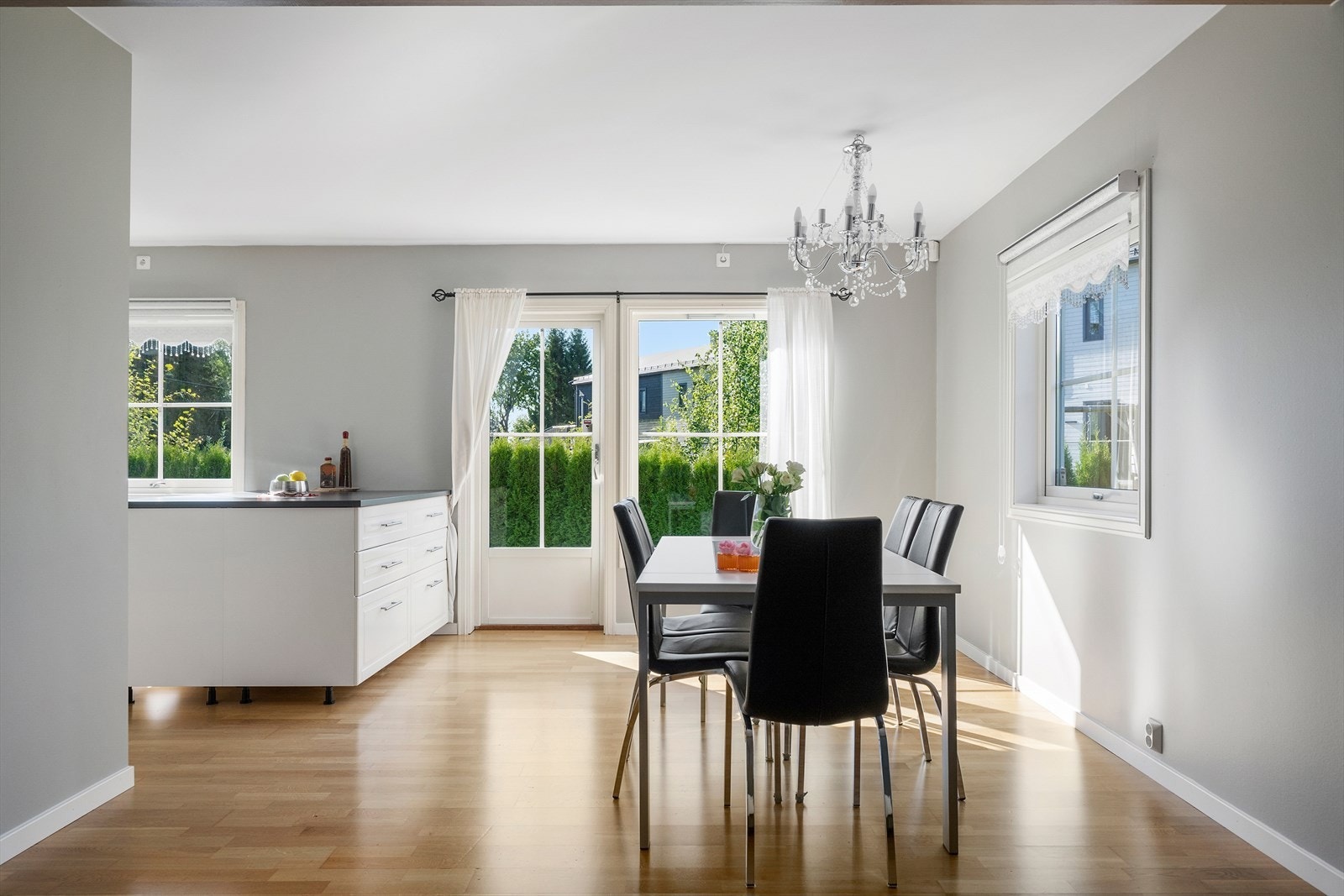 Lys og romslig spiseplass med utgang til uteområde. Galleribilde