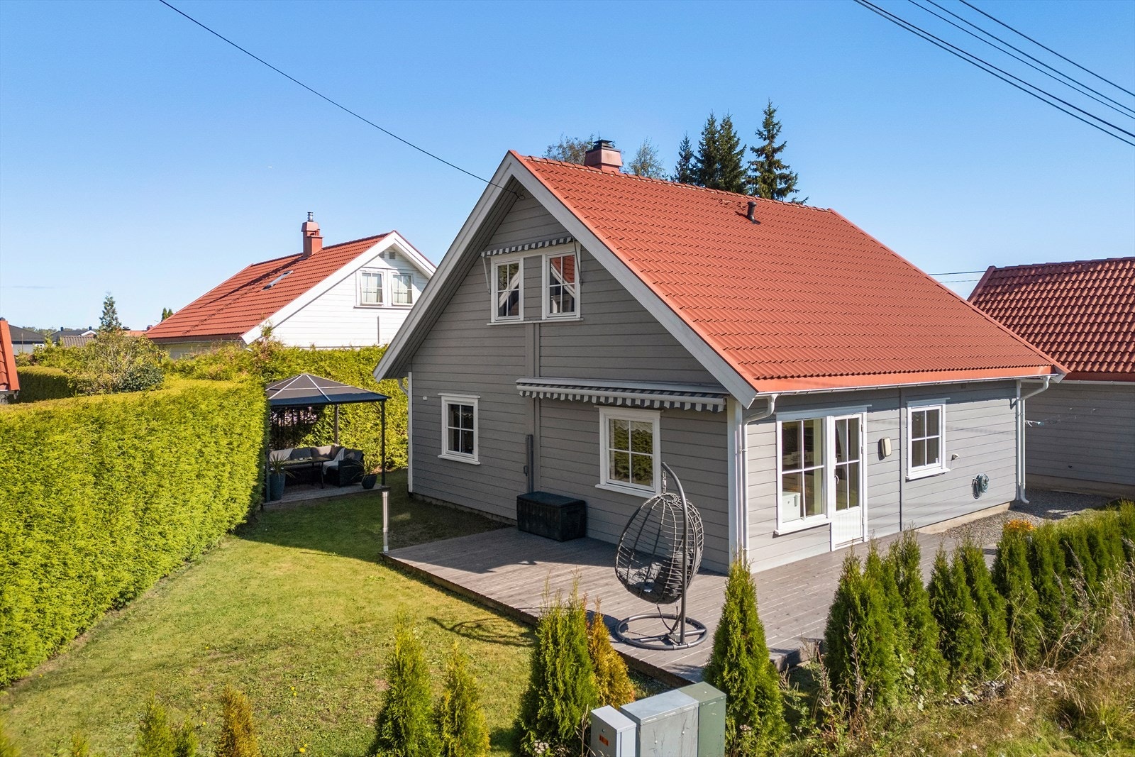 Romslig og terrasse med god plass til både sittegruppe og grill. Galleribilde