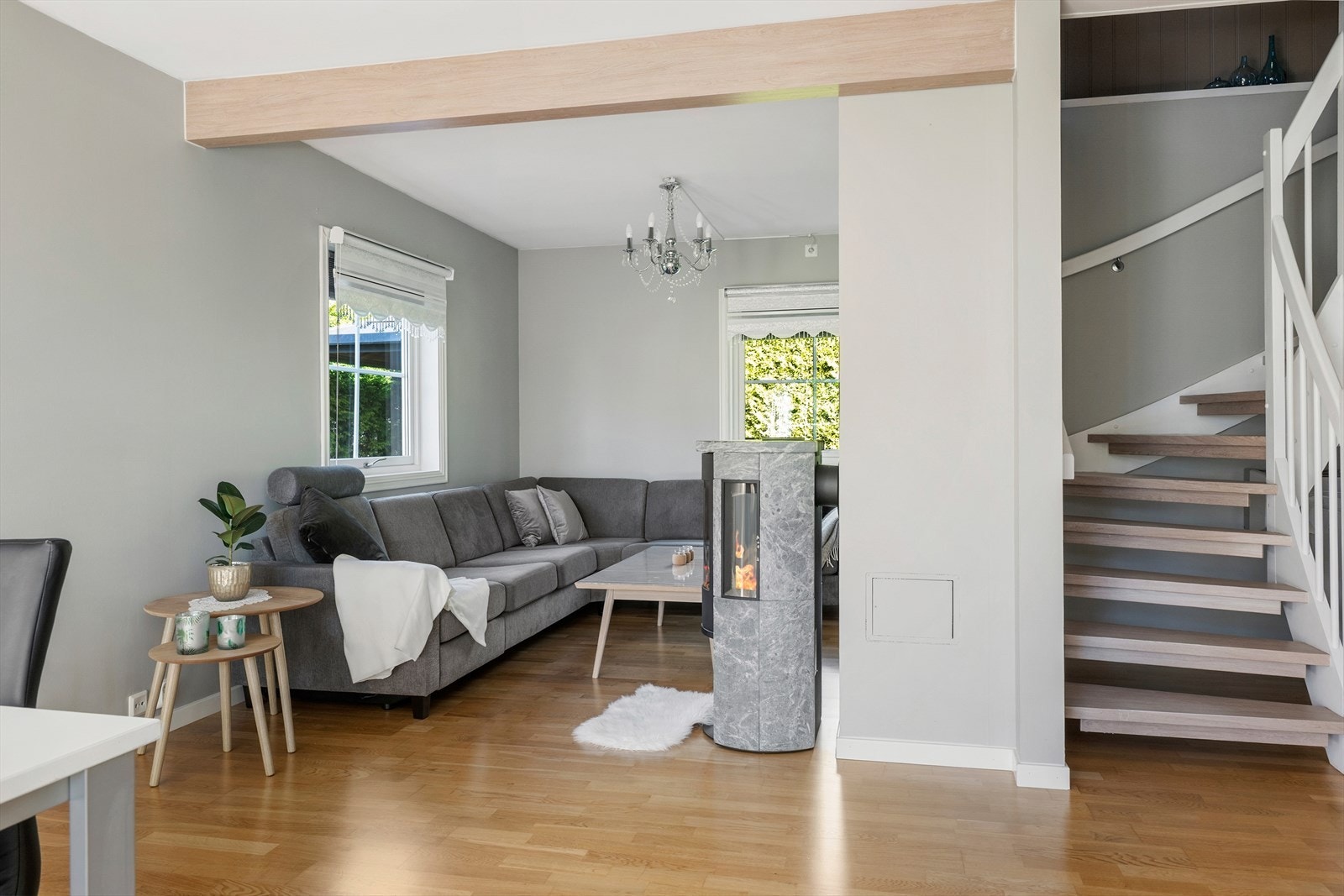 Lys og moderne stue med peis og åpen løsning. Galleribilde