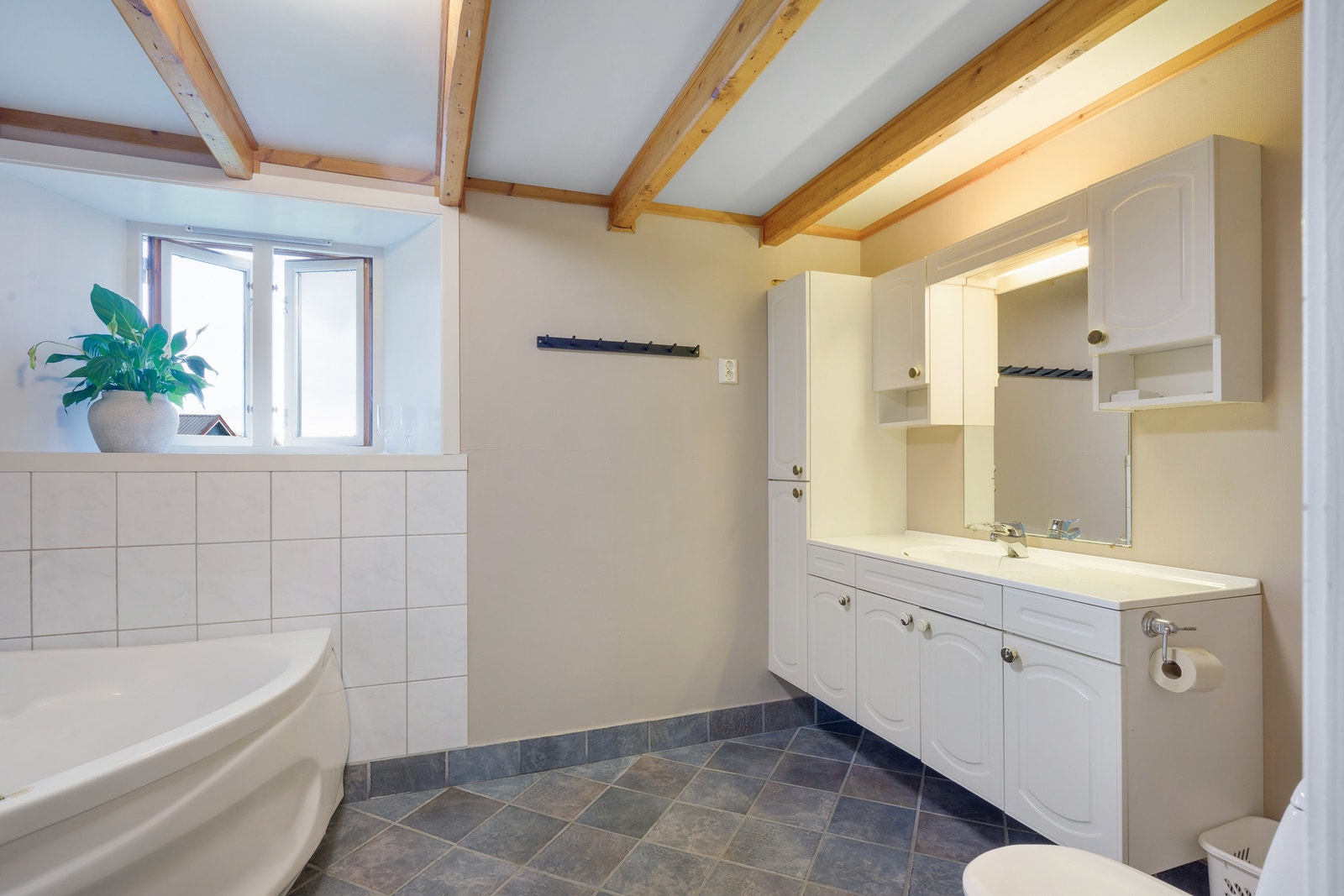 Hovedbad i underetasjen med god innredningsplass. Badet ble rehabilitert sist i 1999. Galleribilde