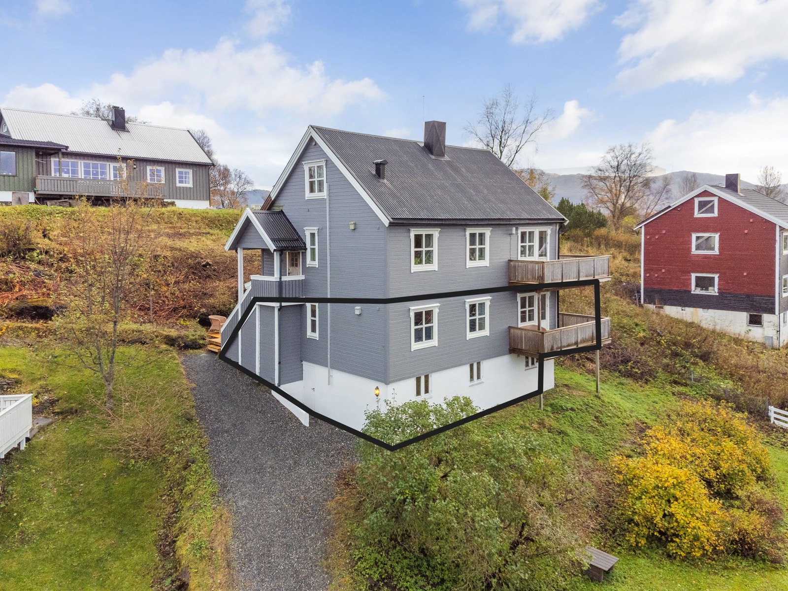 Seksjonen omfatter den ene halvdelen av en horisontaldelt tomannsbolig, med egen inngang og balkong. Galleribilde