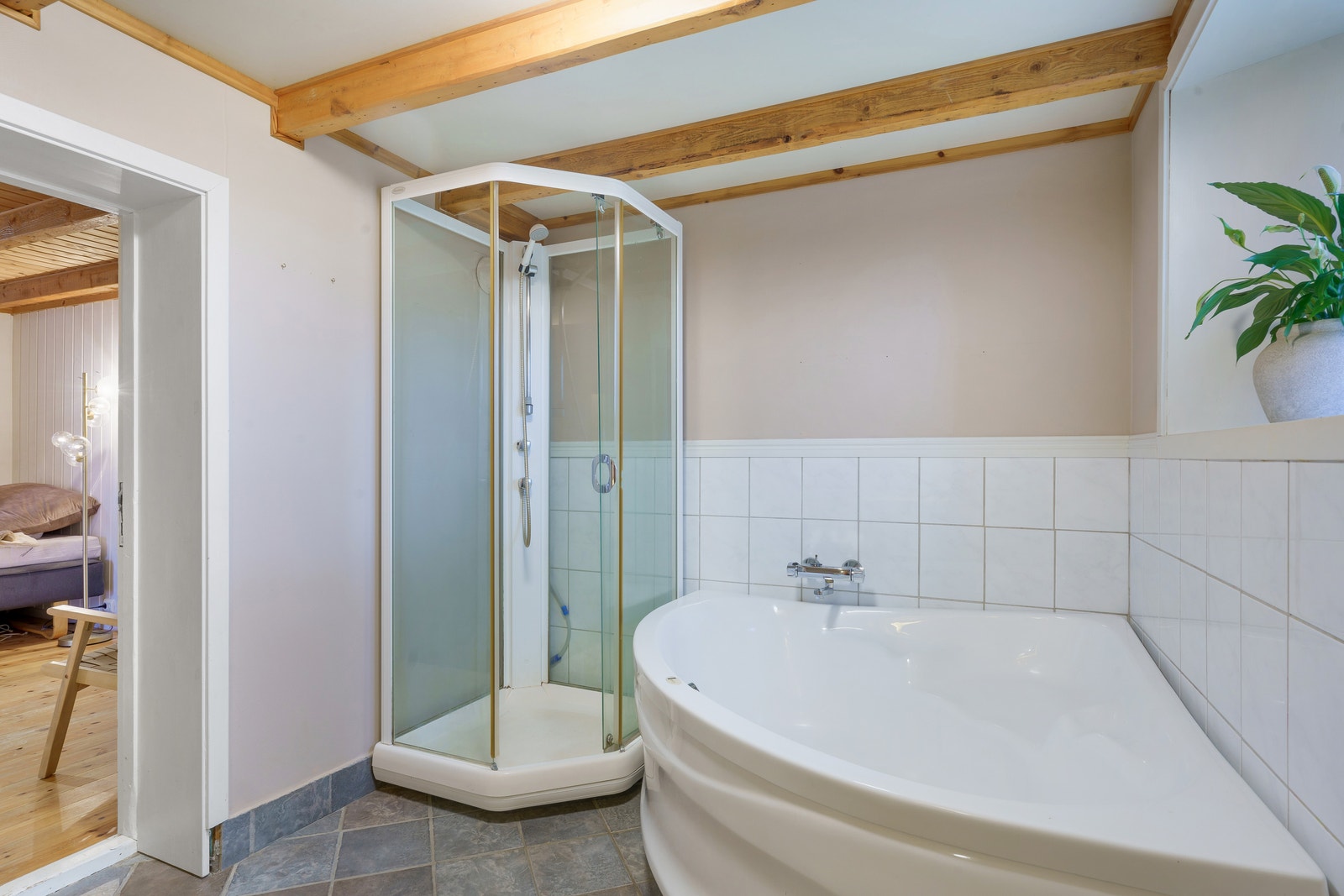 Dusj og badekar i badet i underetasjen. Galleribilde