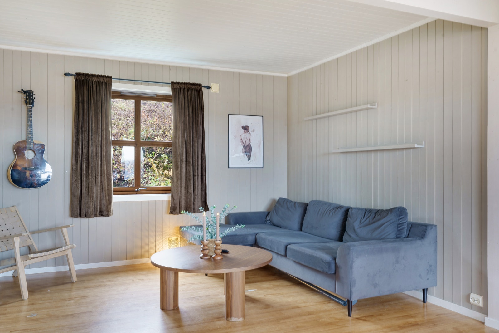 Sofagruppe sett fra spiseplassen i hovedetasjen. Galleribilde