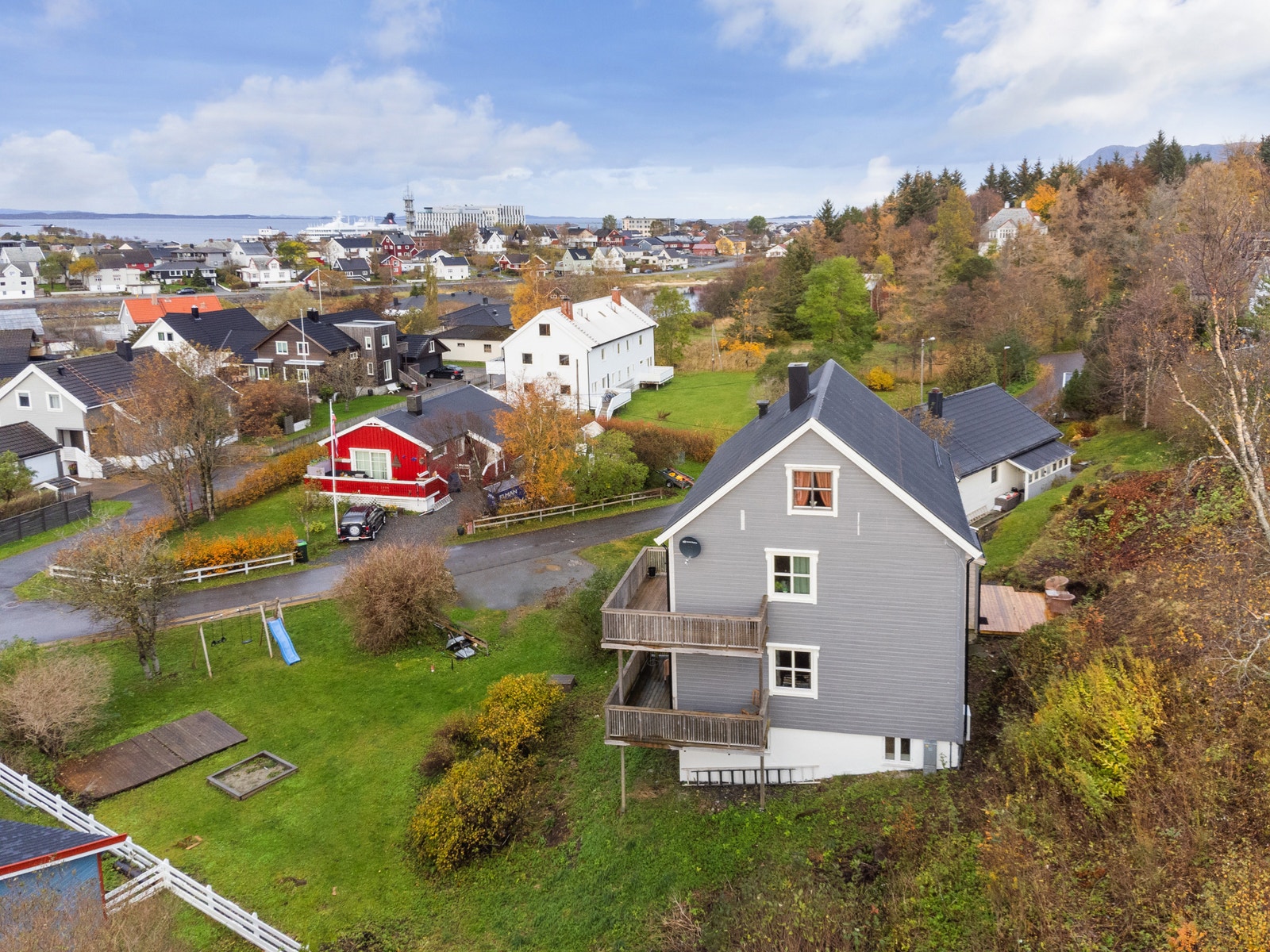 Eiendommen har felles hage og parkering sentralt i Brønnøysund. Galleribilde