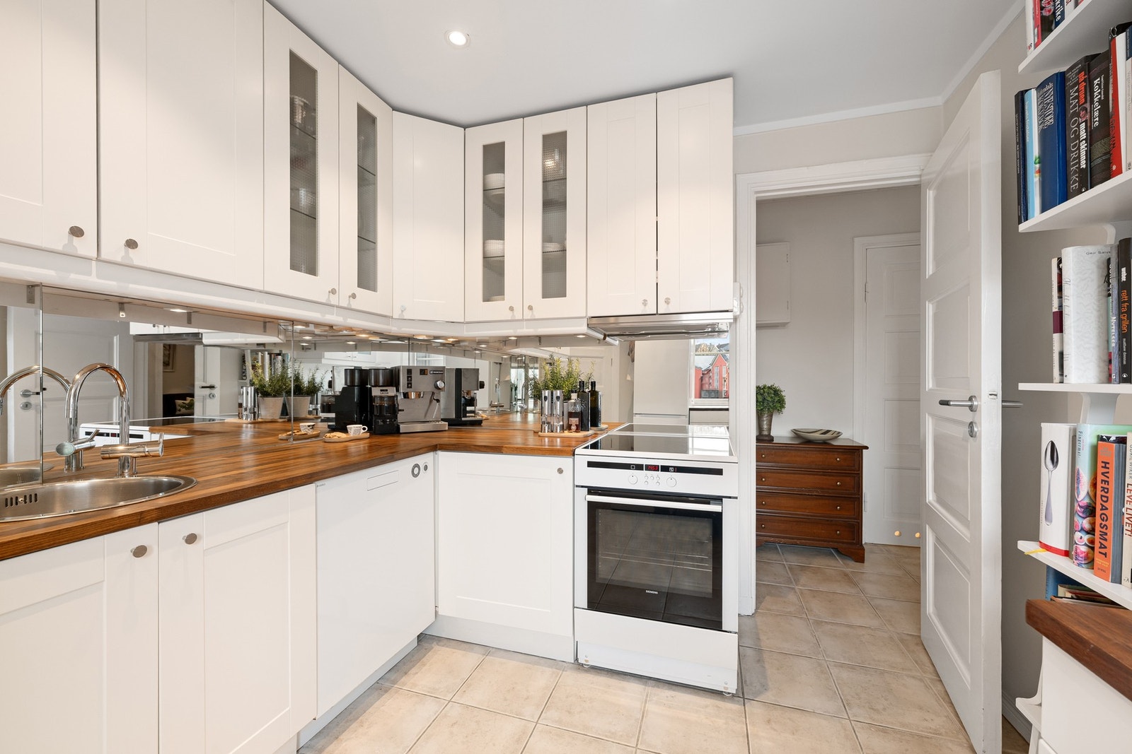 Kjøkken oppgradert i 2009. Galleribilde