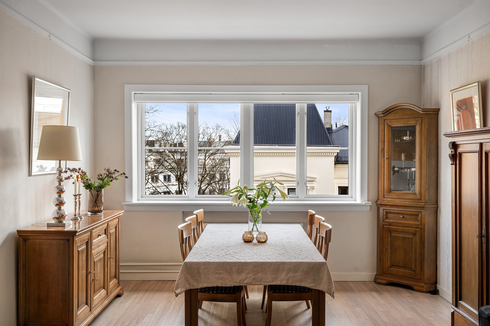 Lys og innbydende spiseplass med store vindusflater. Galleribilde