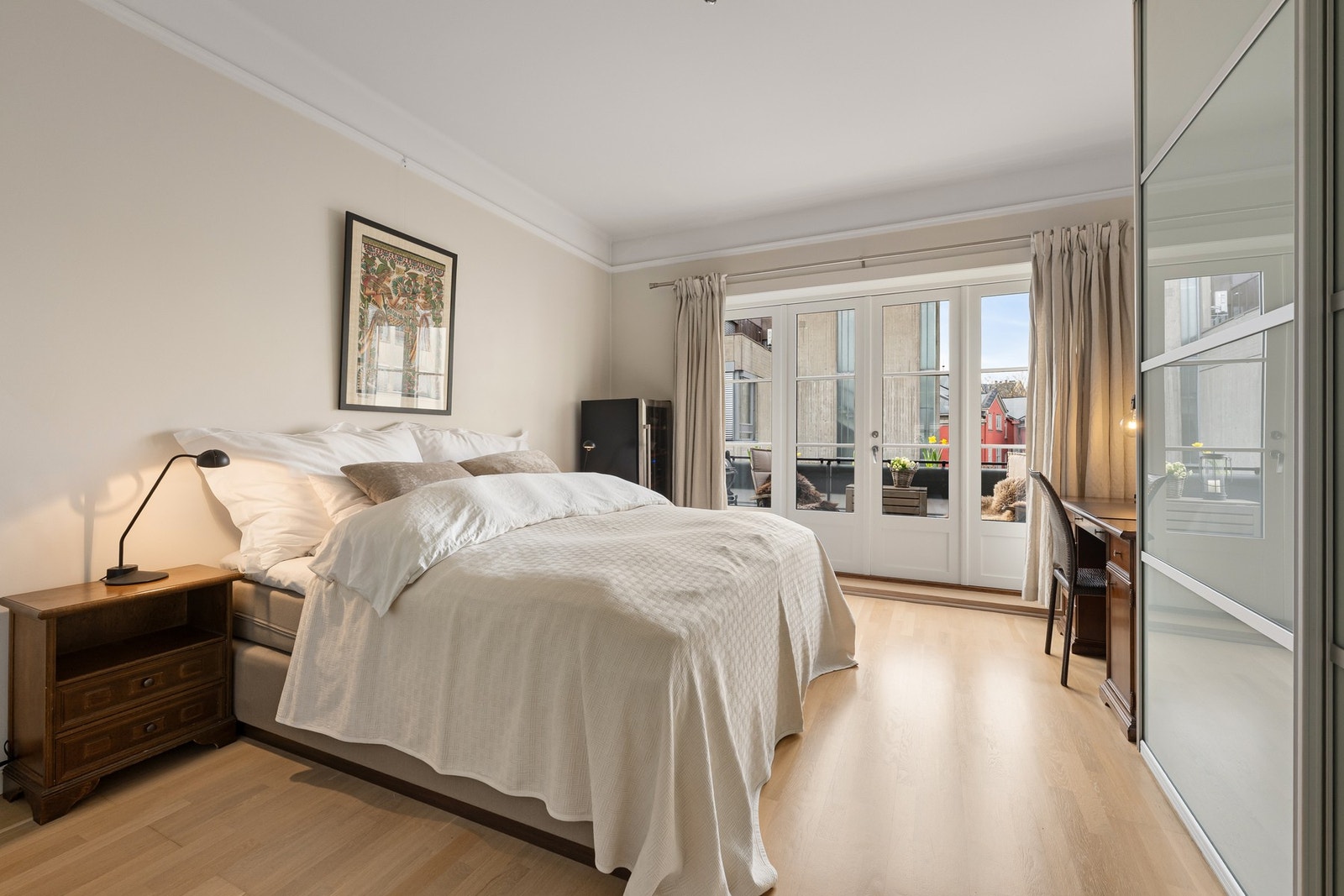 Lyst og romslig soverom med gode garderobeløsninger og utgang til balkong. Galleribilde
