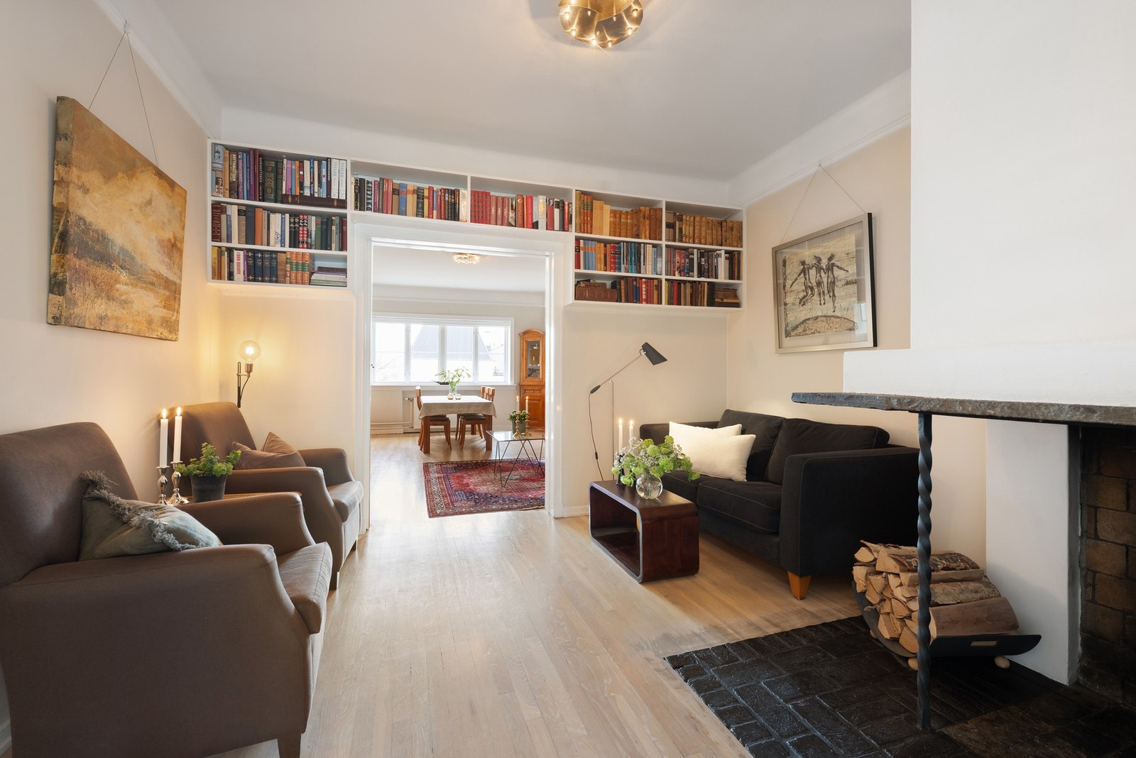 Lun stue med peis og flott gjennomgang til spiseplass. Galleribilde