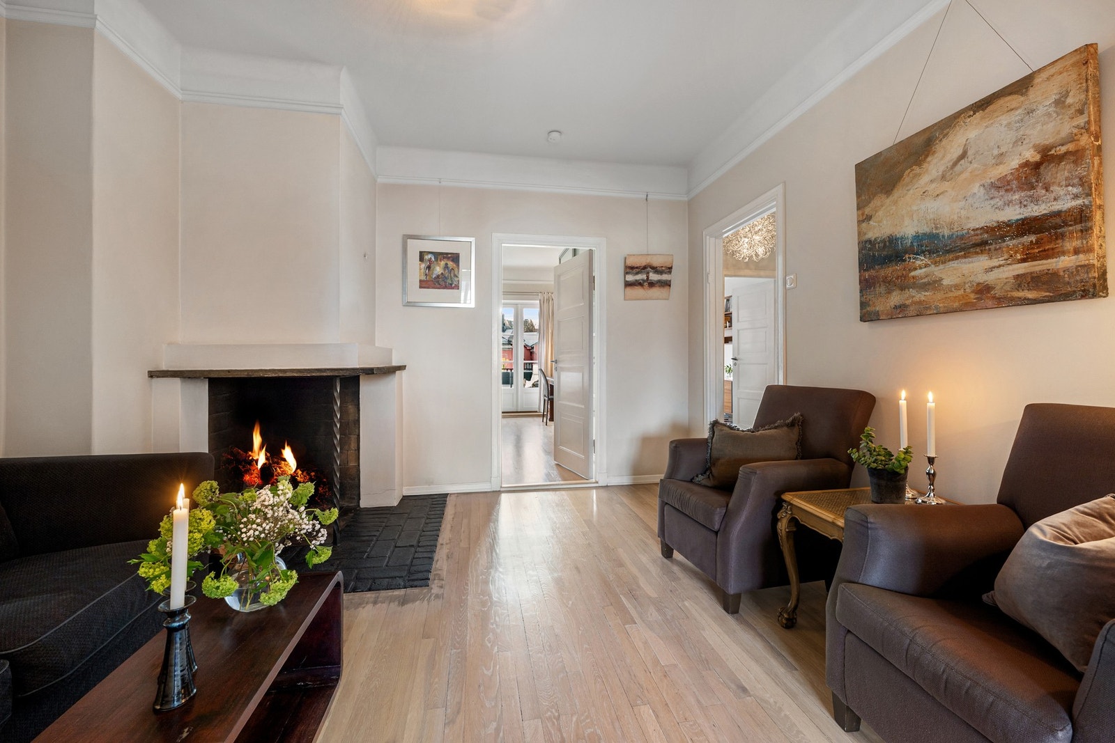 Koselig stue med gode sitteplasser og en varm, innbydende atmosfære. Galleribilde