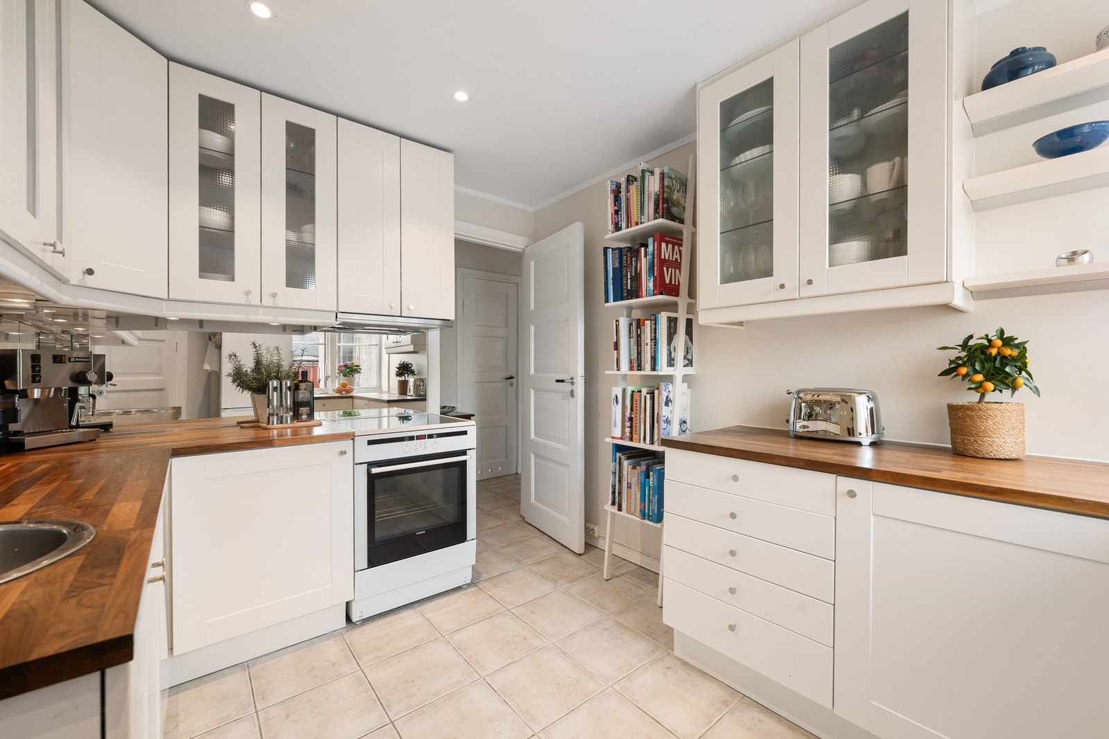 Profilerte fronter. Benkeplate av tre. Galleribilde