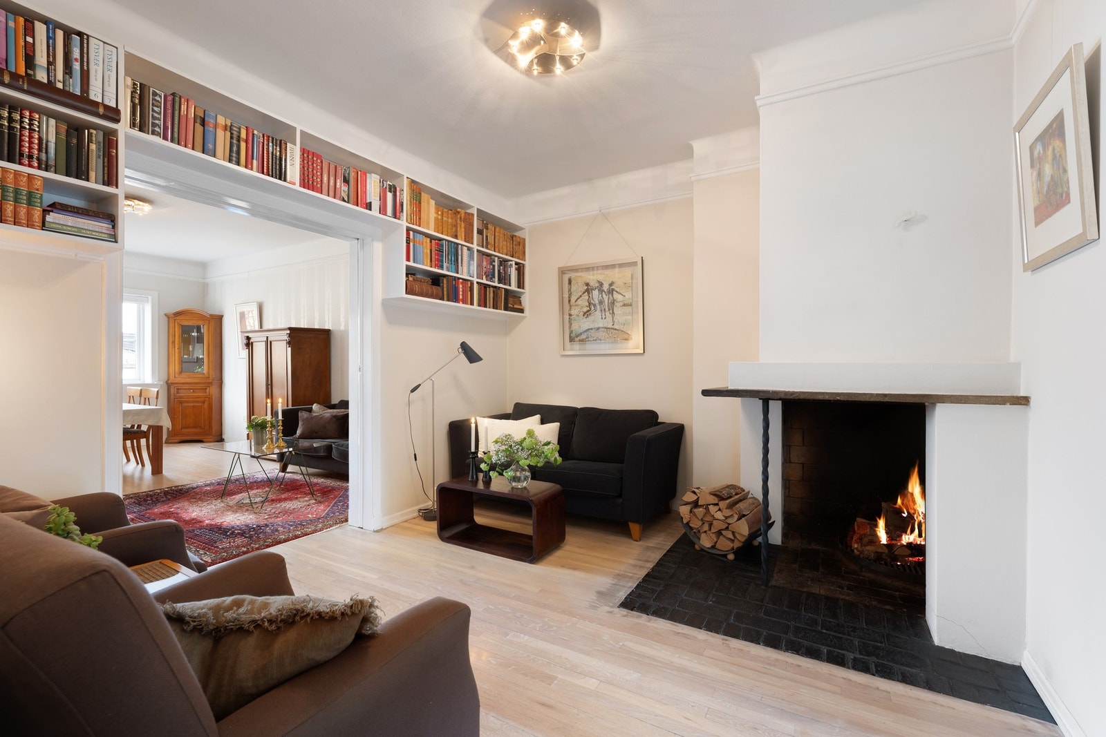 Integrerte bokhyller gir både sjarm og smart oppbevaring. Galleribilde