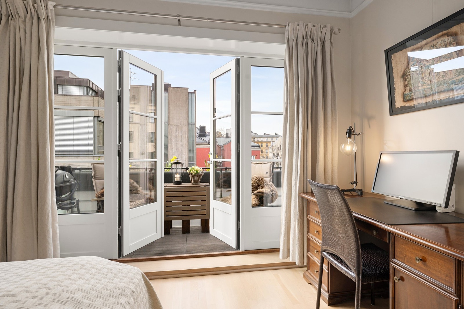 Hele vindusveggen kan åpnes og slipper utefølelsen inn. Galleribilde