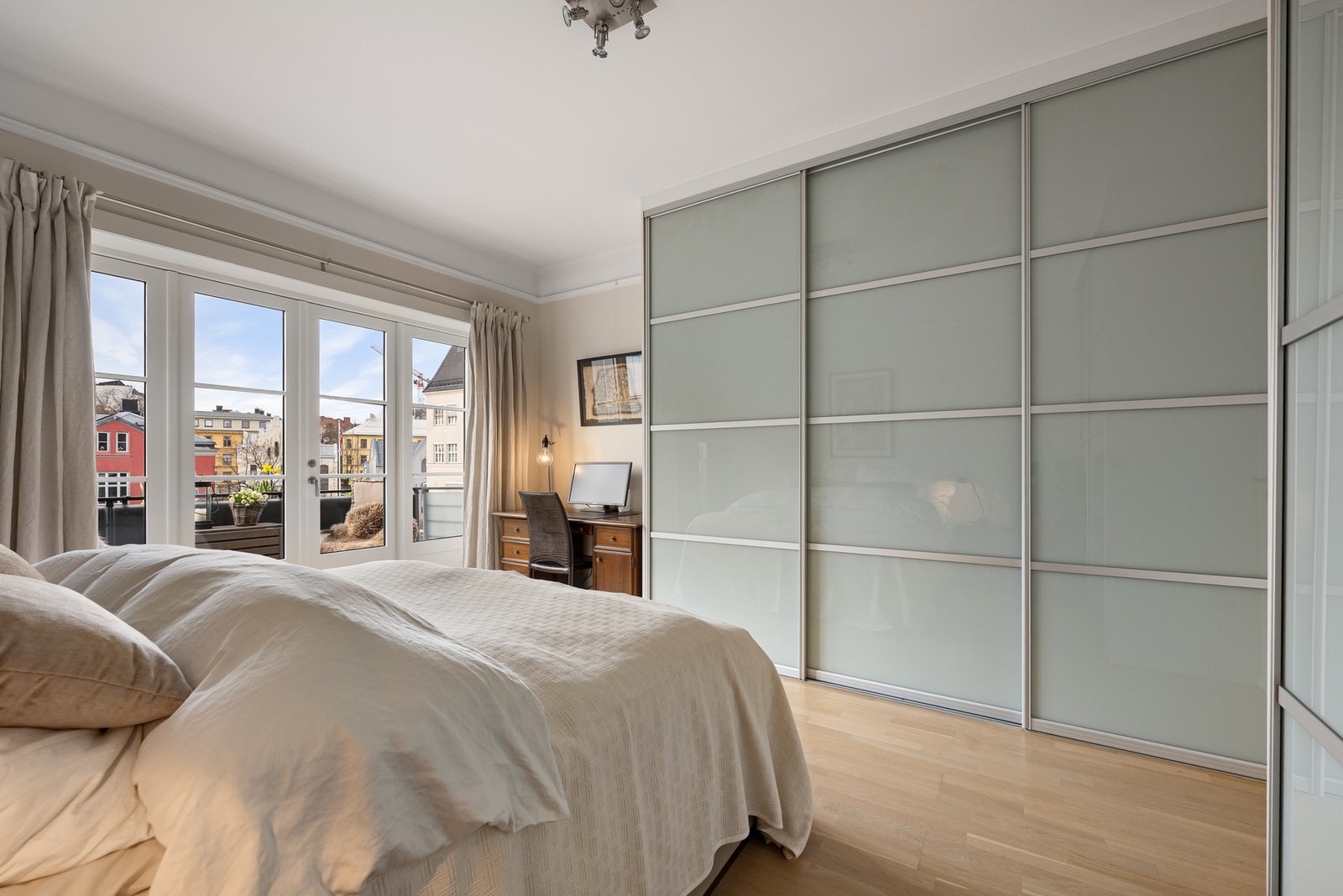 Soveromsgulvet ble slipt og lakkert i 2022. Galleribilde