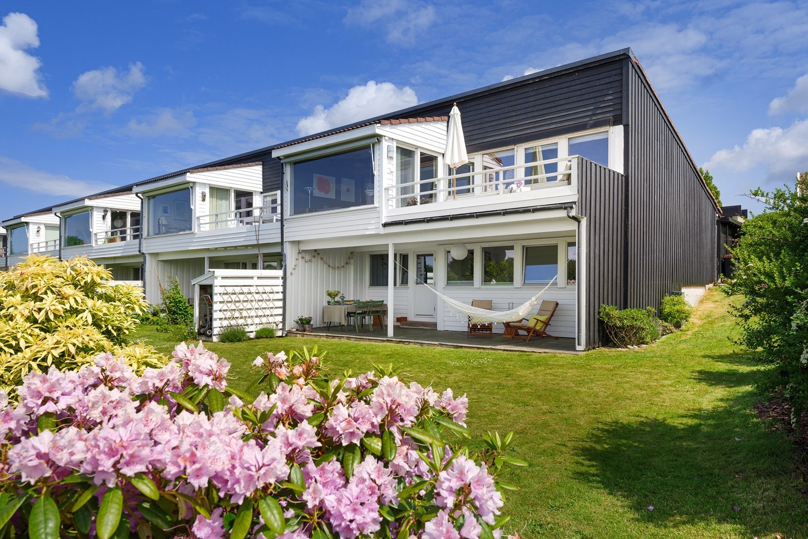 En meget attraktiv bolig beliggende i fremste rekke mot Stokkavannet Galleribilde