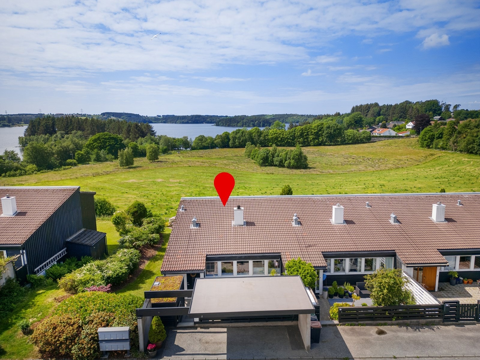 EiendomsMegler1 v/Sjur Svihus presenterer Anne Grimdalens vei. Første rekke mot Stokkavannet Galleribilde