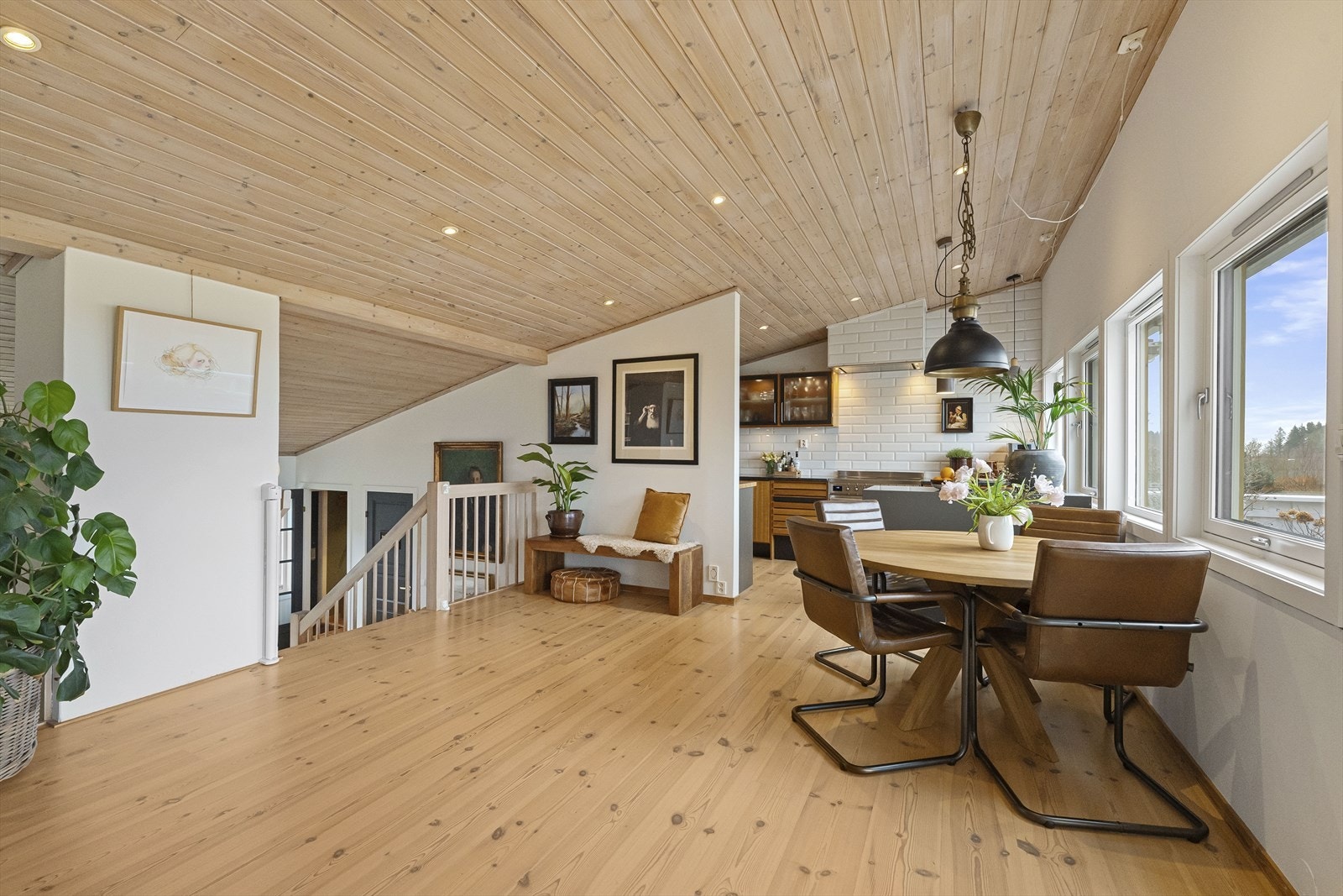 Lyst og åpent mellom kjøkken og spisestue Galleribilde