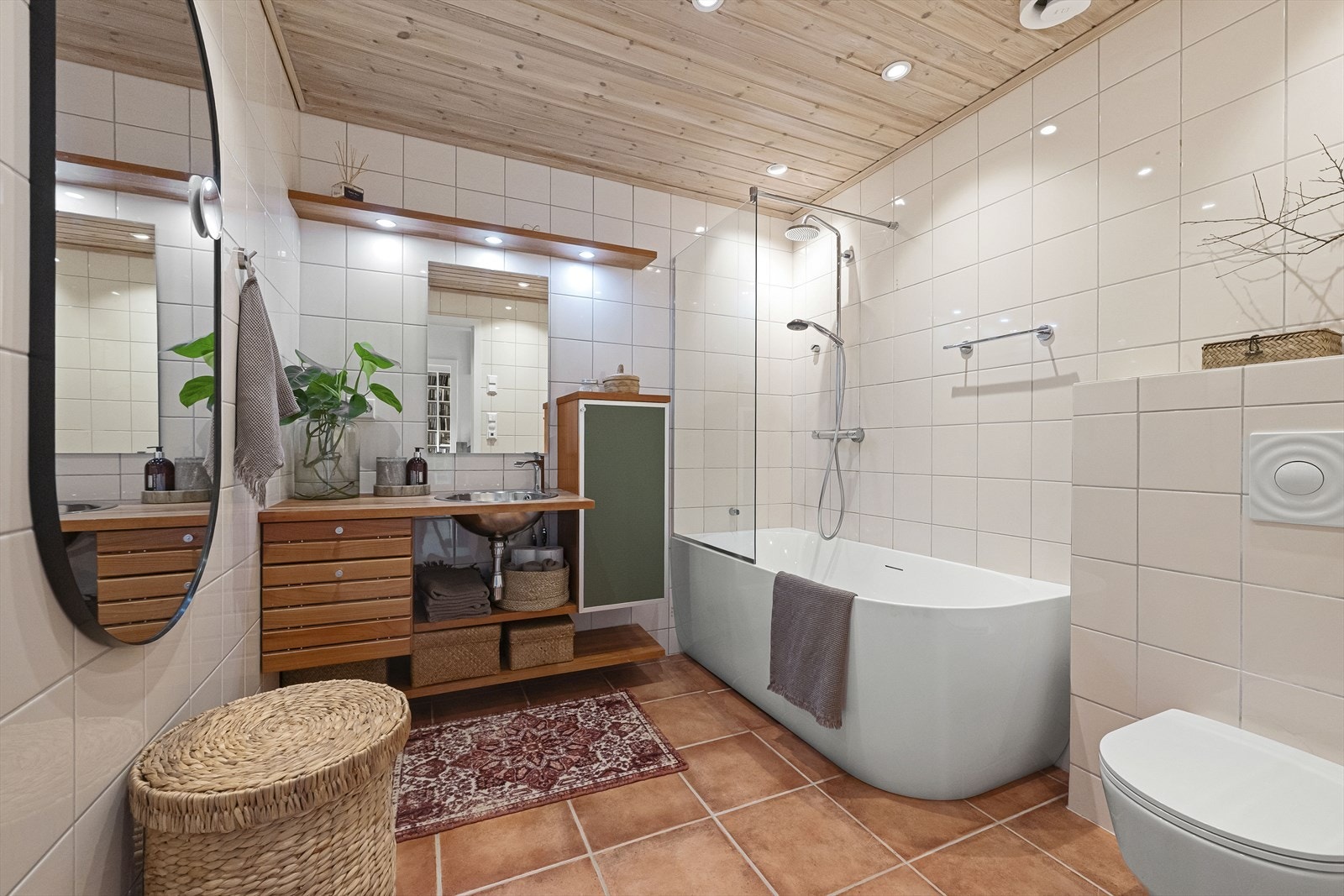 Pent, helfliset bad med varmekabler og flott servantmøbel fra HTH- nytt badekar med dusjvegg - nye spotter Galleribilde