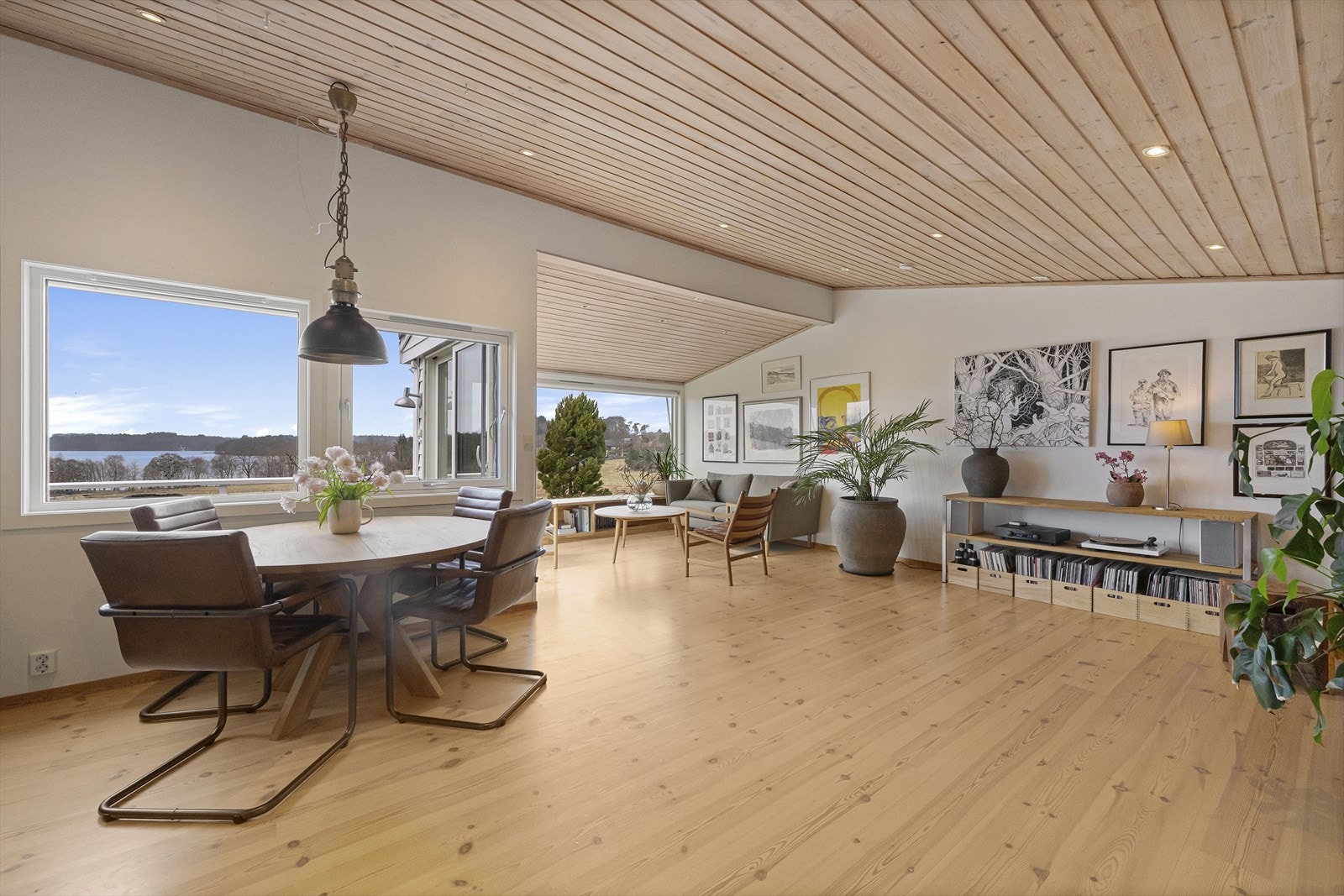 Utvidet/påbygget, lys og lekker stue Galleribilde