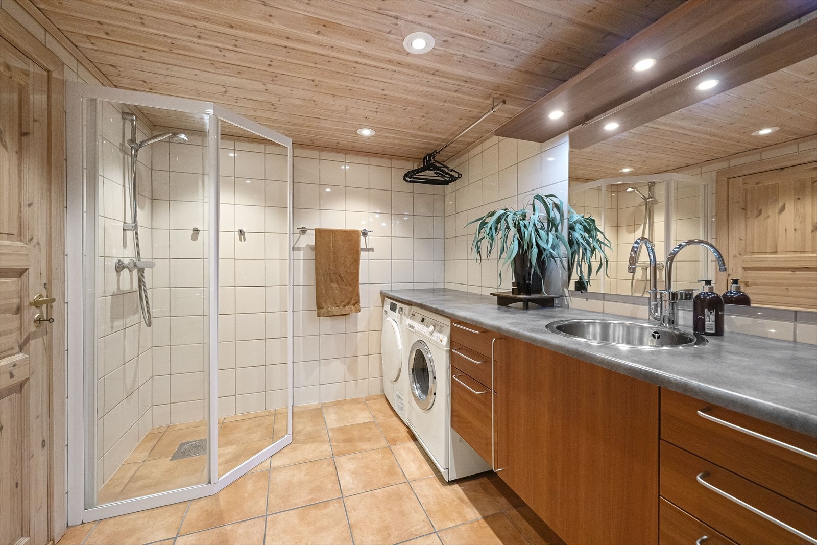 Helfliset, varmekabler, stor HTH-innredning, vegghengt wc og dusj. Galleribilde