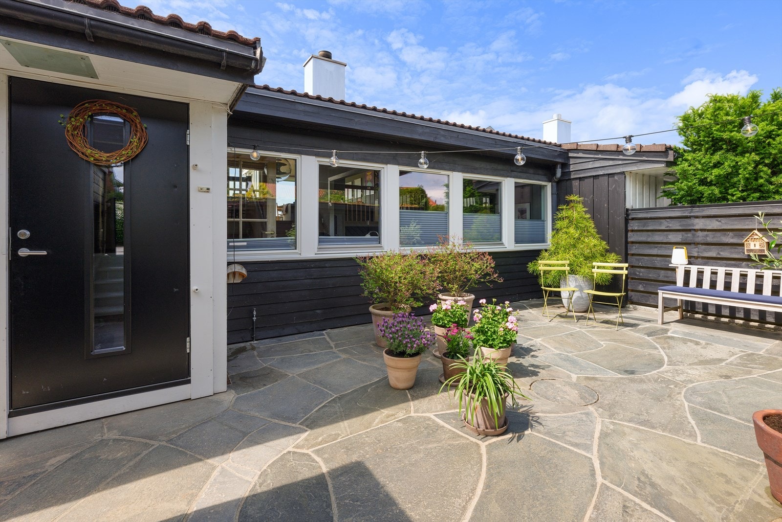 Solrik, skjermet og nylig flott opparbeidet forhage Galleribilde