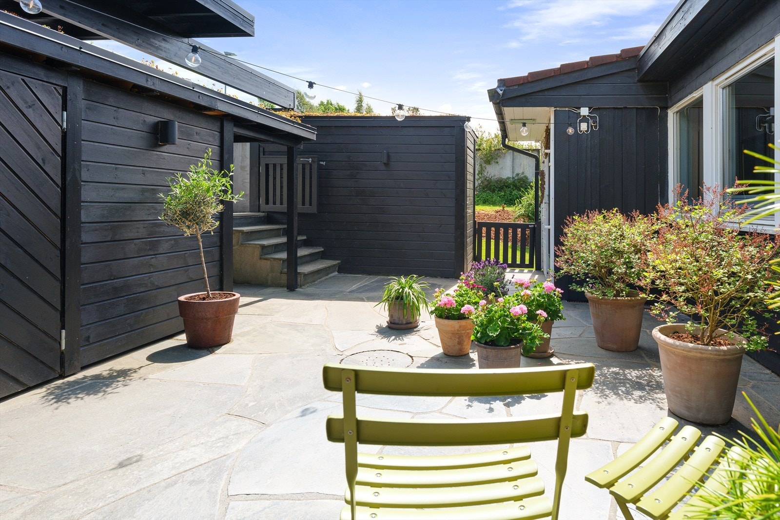 Flott opparbeidet uteområde med nye boder og carport. Galleribilde