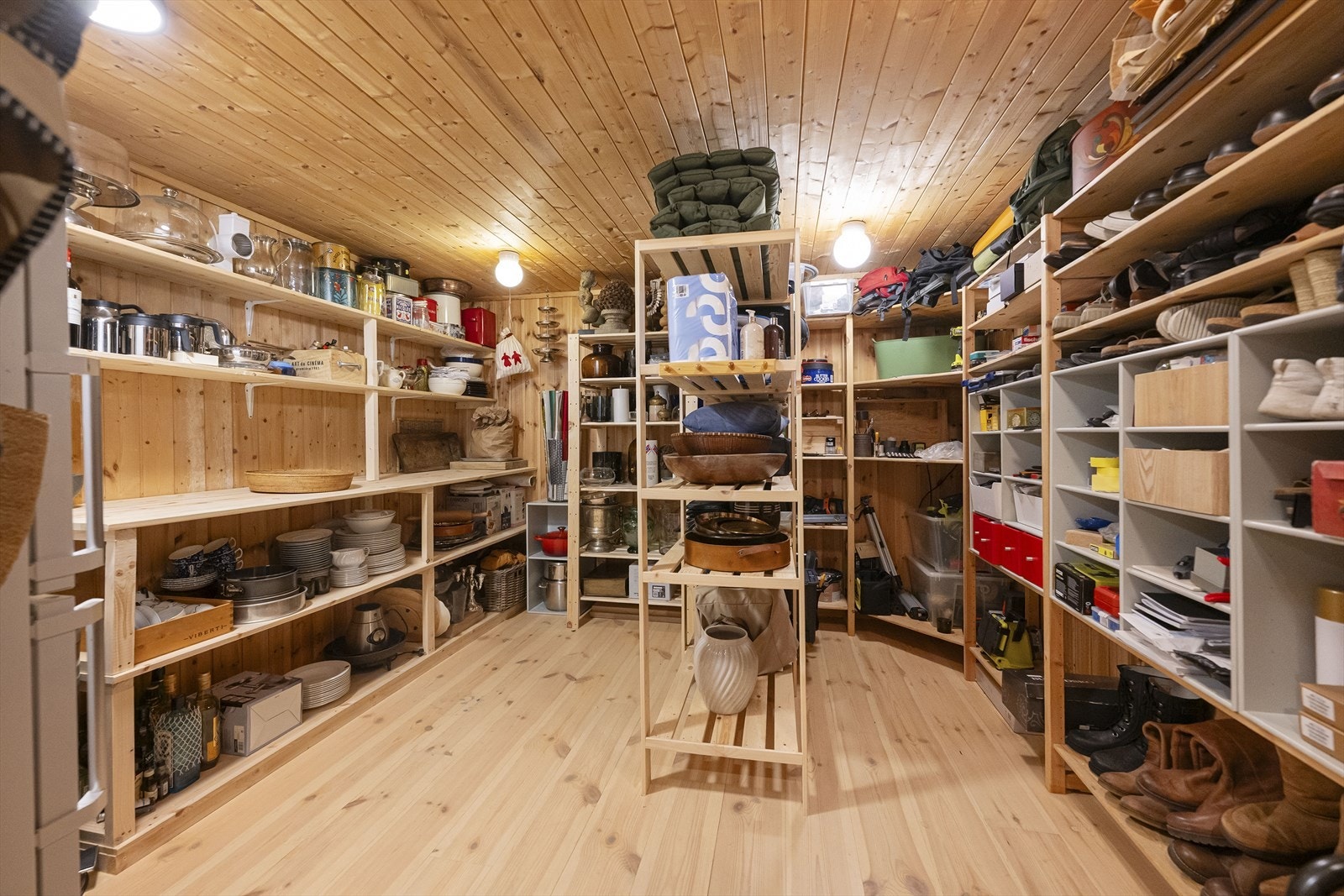 Stort, praktisk kjellerrom Galleribilde