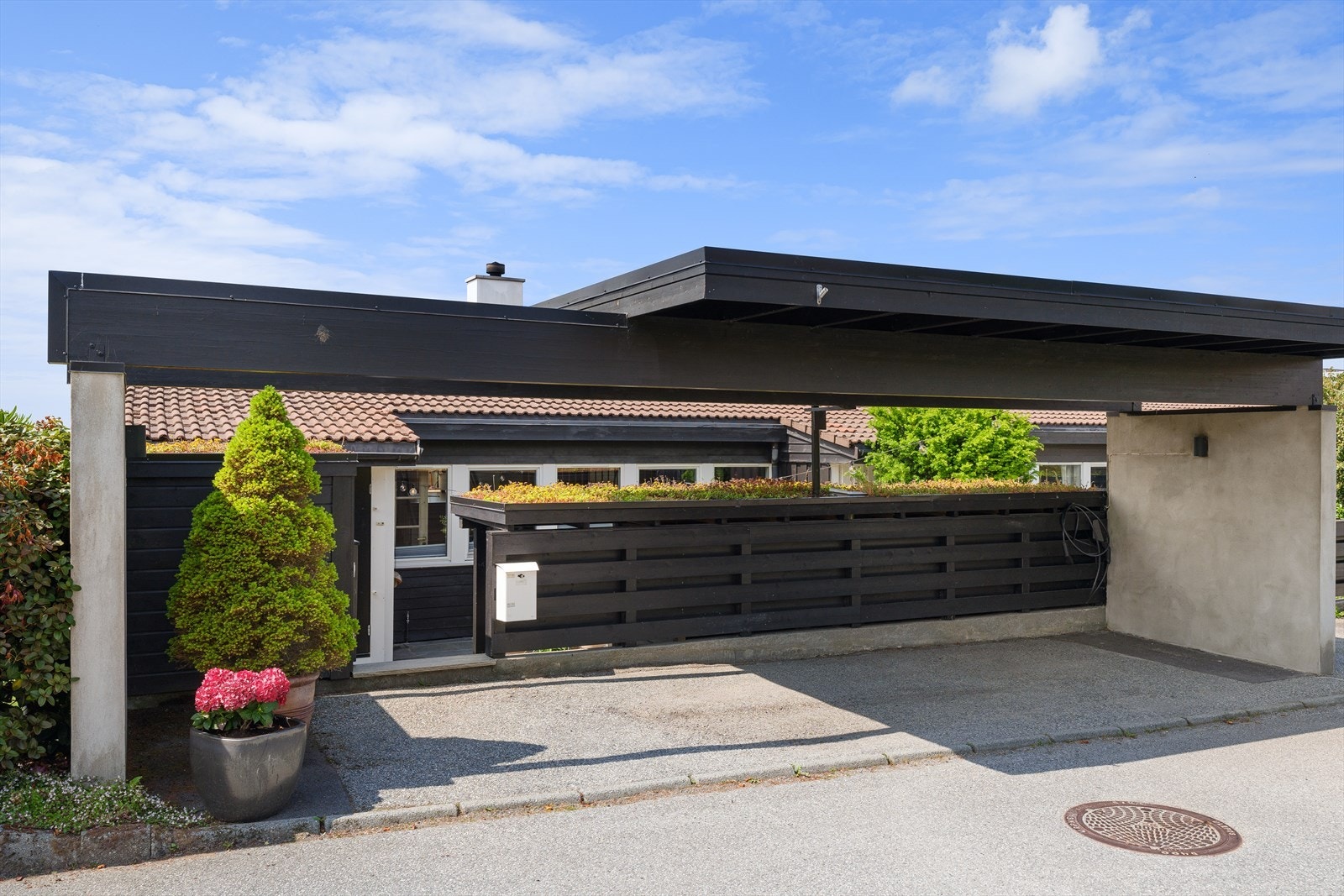 Nyere carport med elbil-lader Galleribilde