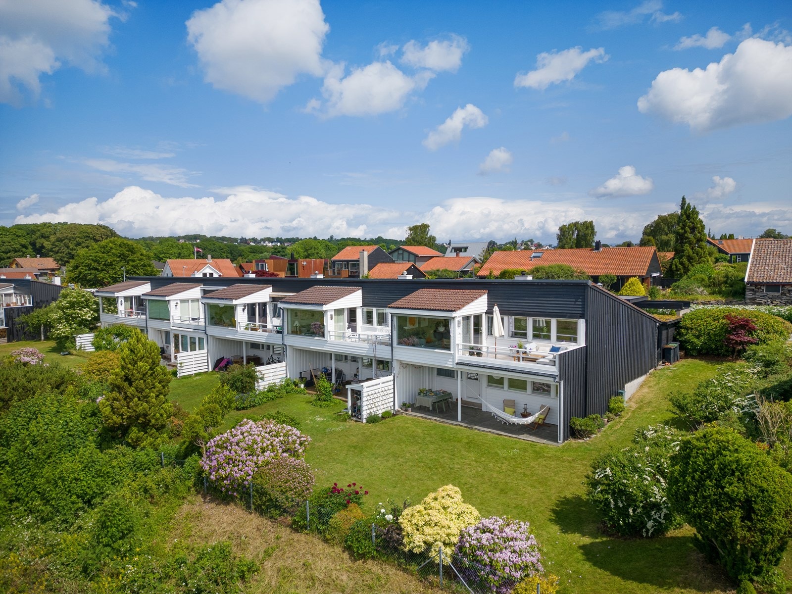 Nydelig beliggende på enden av rekken, hvor du kan gå rundt huset Galleribilde