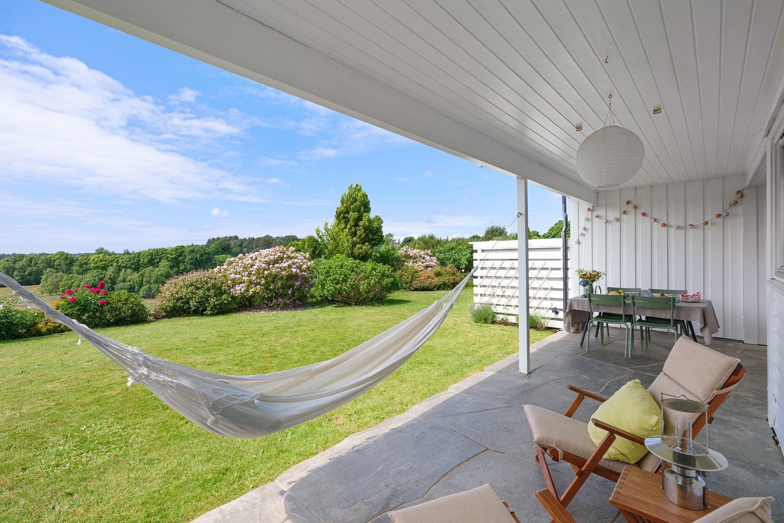 I 1. etasje er det lun og overbygget terrasse med skifer Galleribilde