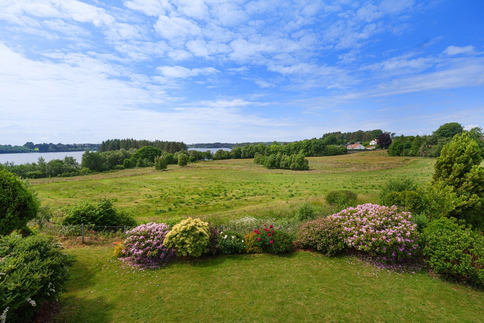 Bo på landet; midt i byn :-) Galleribilde