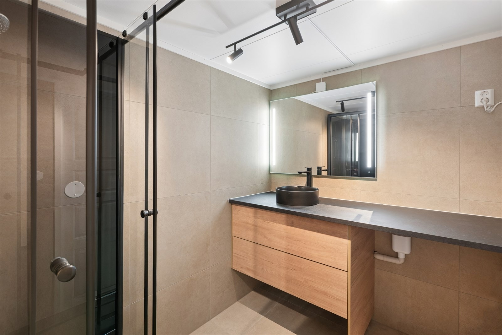 Badet ble modernisert i 2026 av Romerike Bad AS, med flislagte overflater og varme i gulvet. Galleribilde