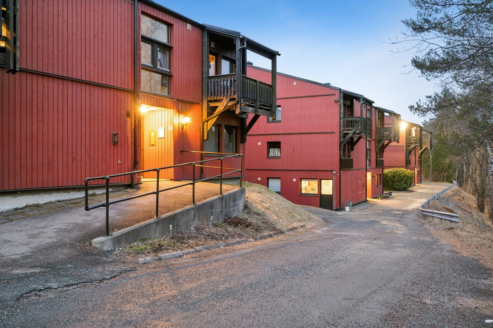 Borettslaget er velholdt, med fasader som ble rehabilitert og etterisolert i 2017. Det er kort vei til buss og T-bane. Galleribilde