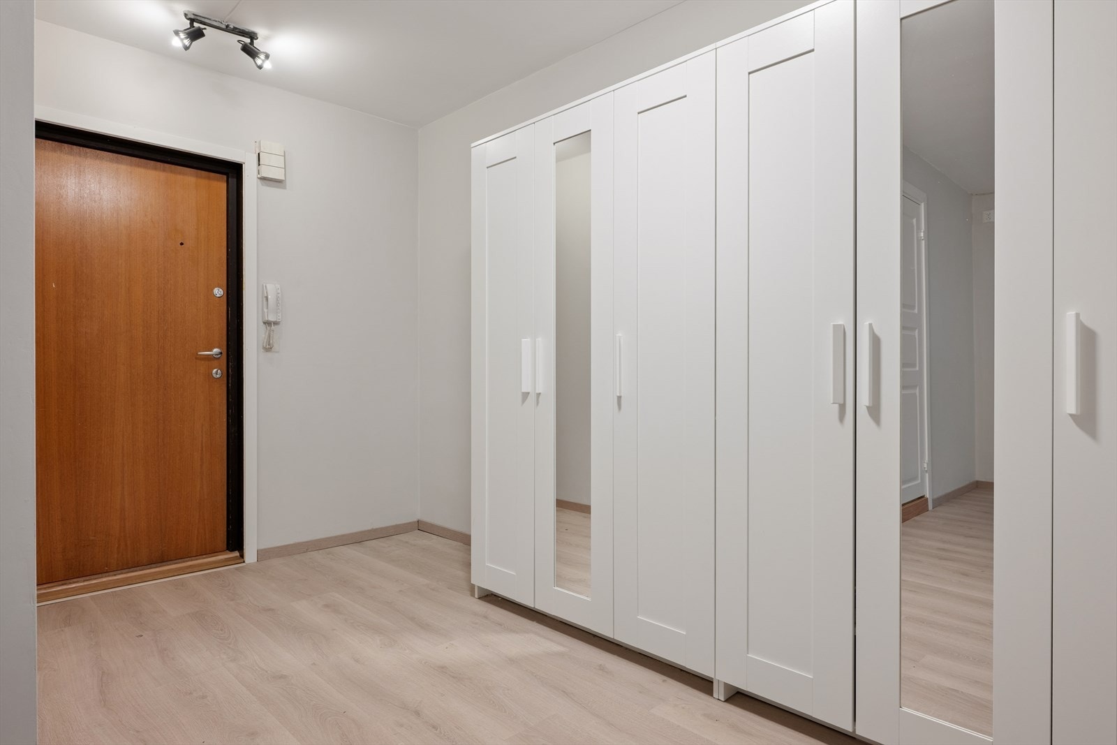 Velkommen inn! Her er det god oppbevaringsplass for yttertøy og sko i frittstående garderobeskap med speilfronter. Leiligheten har en praktisk loftsbod på ca. 3 m². Galleribilde