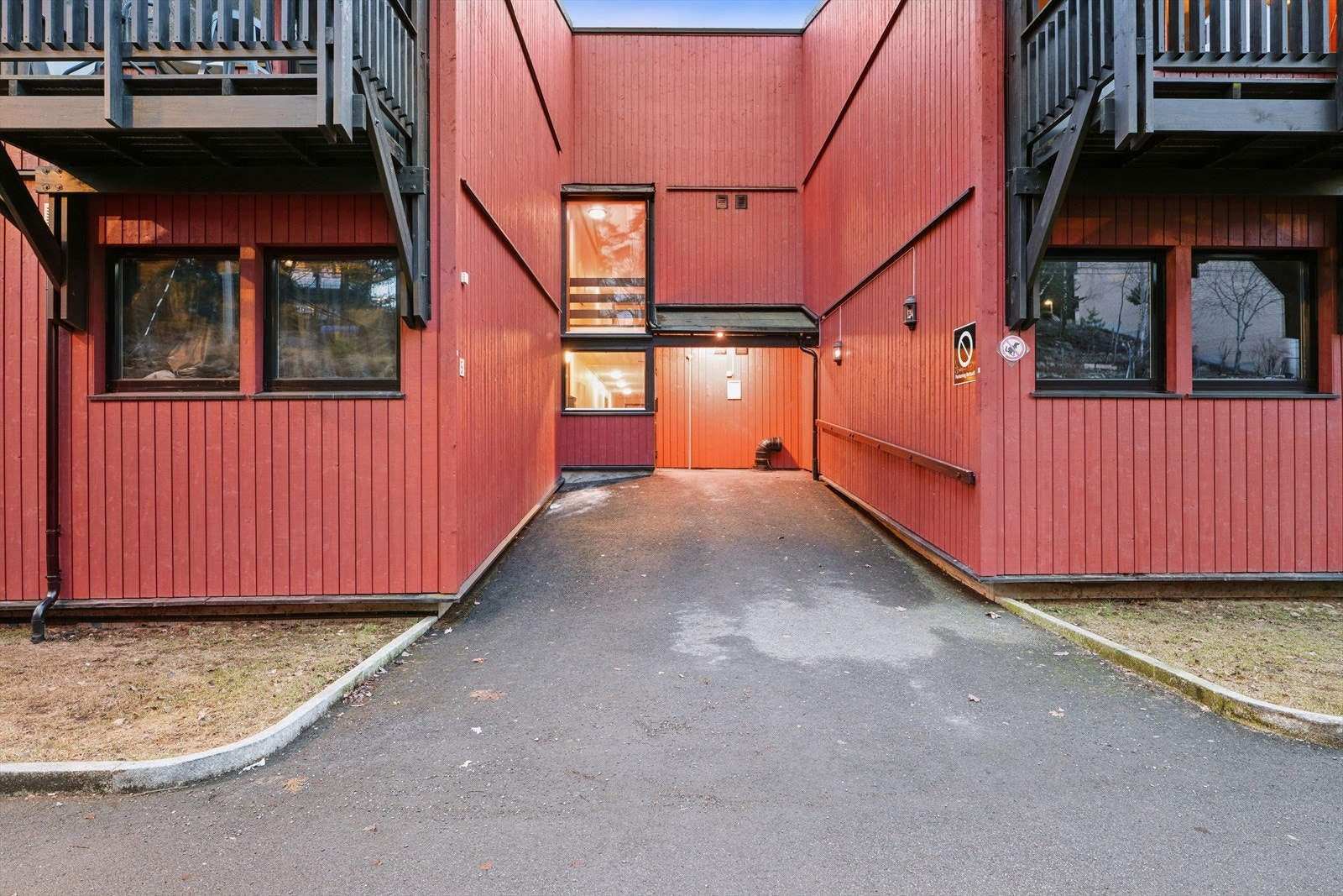 Eiendommen ligger i Romsåslia borettslag, et stille og rolig område med flotte grøntområder rett utenfor døren. Galleribilde