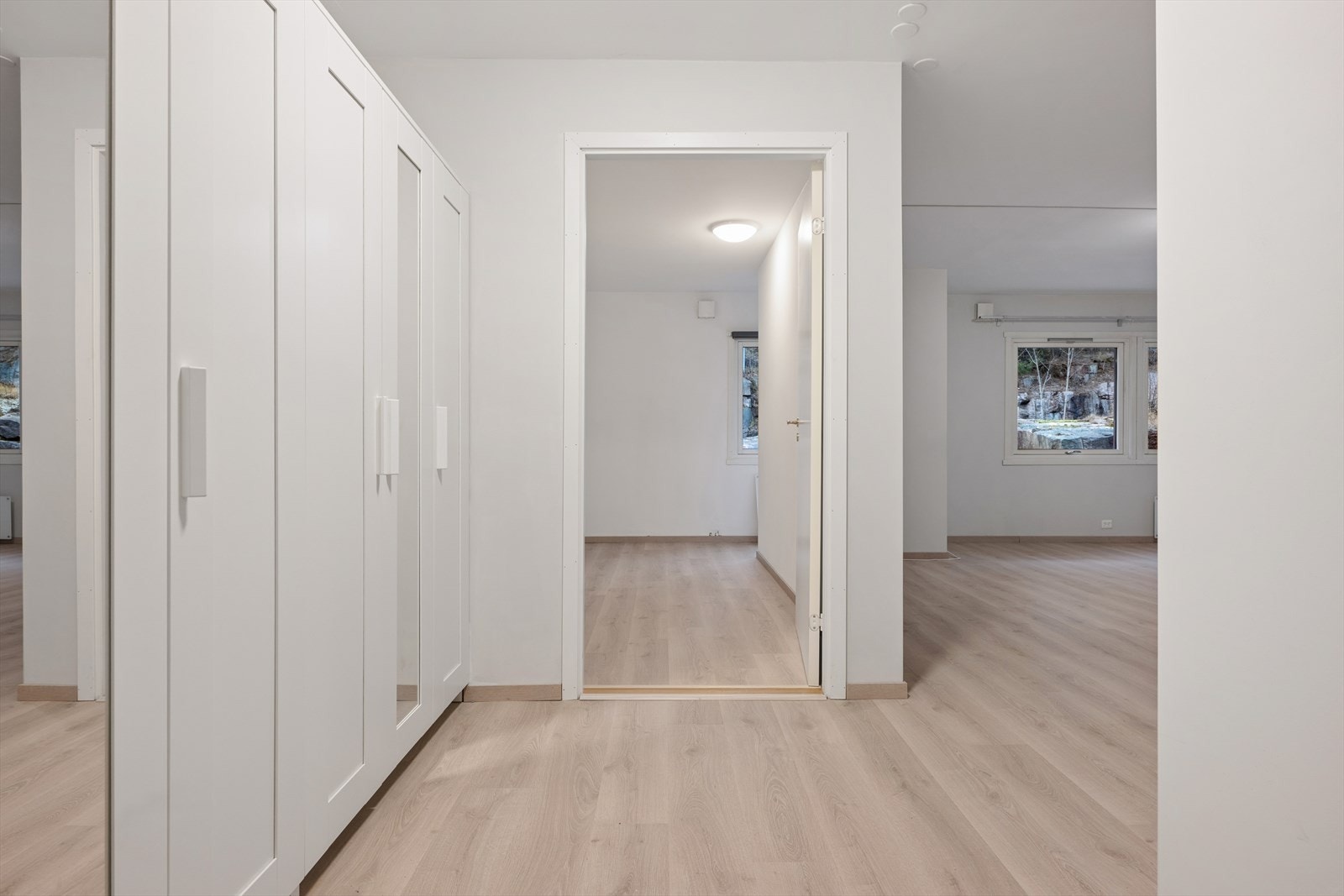 Leiligheten har en god planløsning med gjennomgående laminatgulv og nymalte overflater fra 2026. Galleribilde