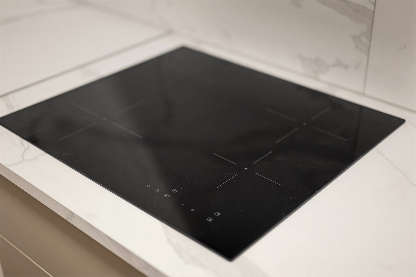 Integrert induksjonstopp for effektiv og presis matlaging. Galleribilde