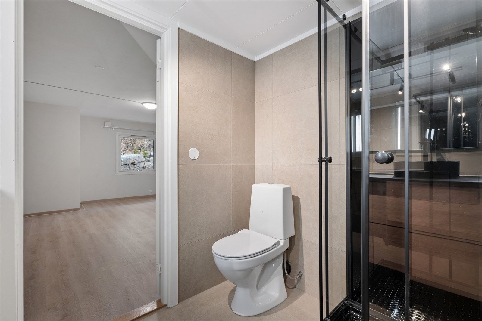 Under benkeplaten er det opplegg og plass for vaskemaskin. Galleribilde