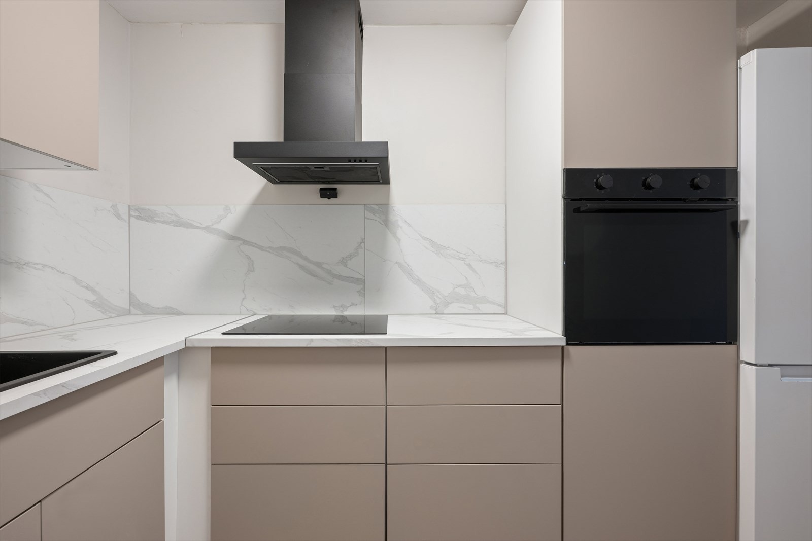 Kjøkkenet er utstyrt med smal oppvaskmaskin og sikret med både komfyrvakt og Waterguard. Galleribilde