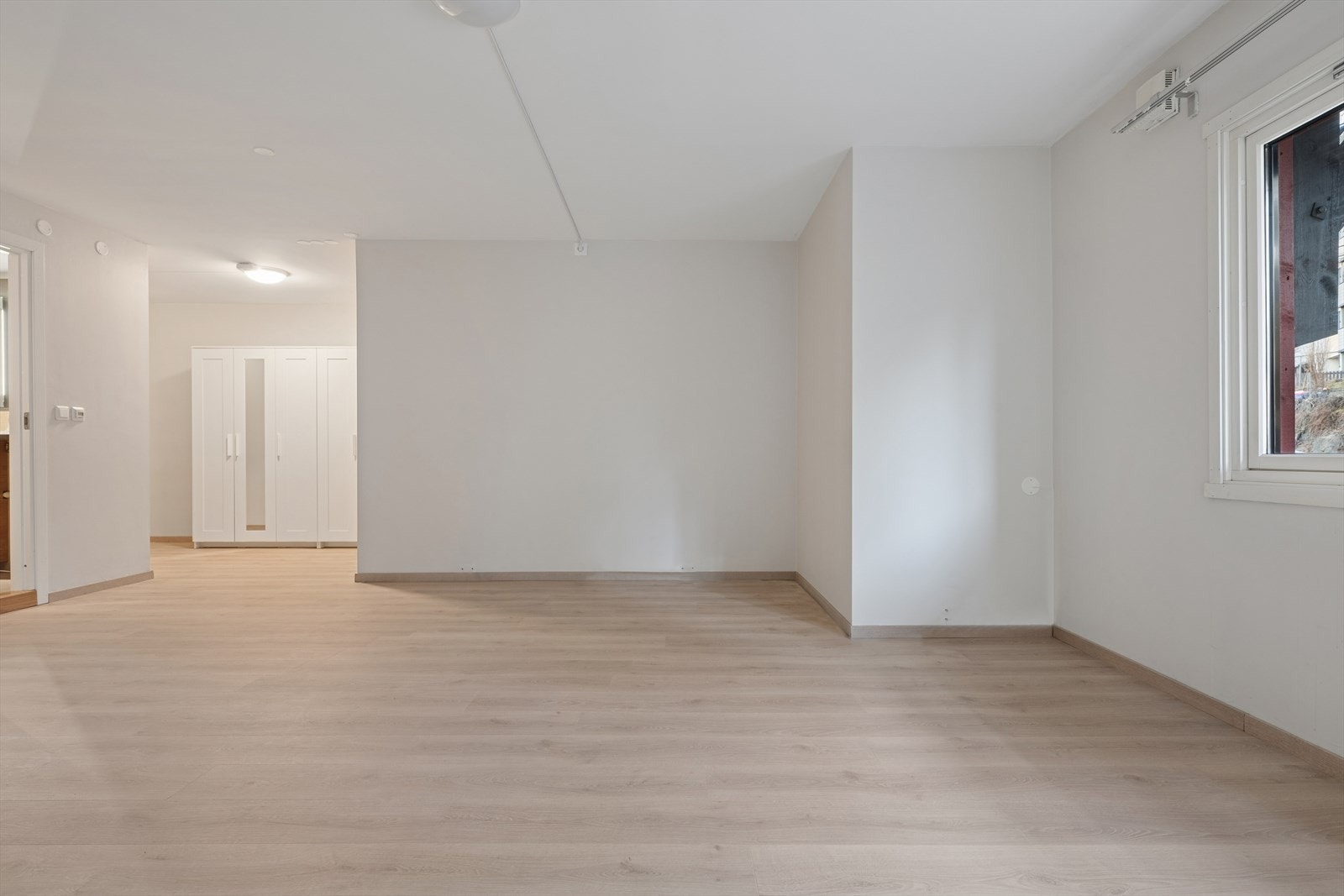 Stuen er utvidet fra den opprinnelige planløsningen og har en åpen og lettmøblert utforming med plass til sofagruppe. Galleribilde