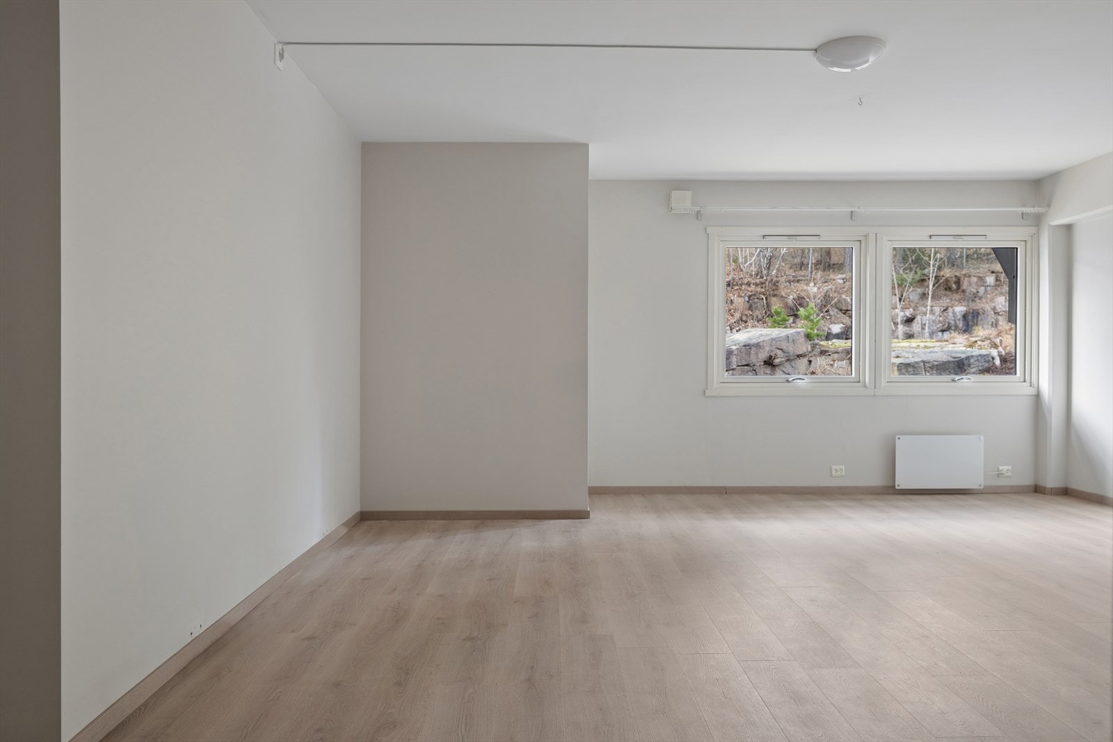 De store vindusflatene slipper inn godt med naturlig lys. Galleribilde