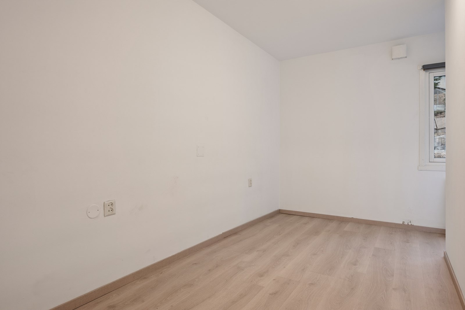 Soverommet har plass til seng og garderobeløsning. Også her er overflatene nye fra 2026. Galleribilde